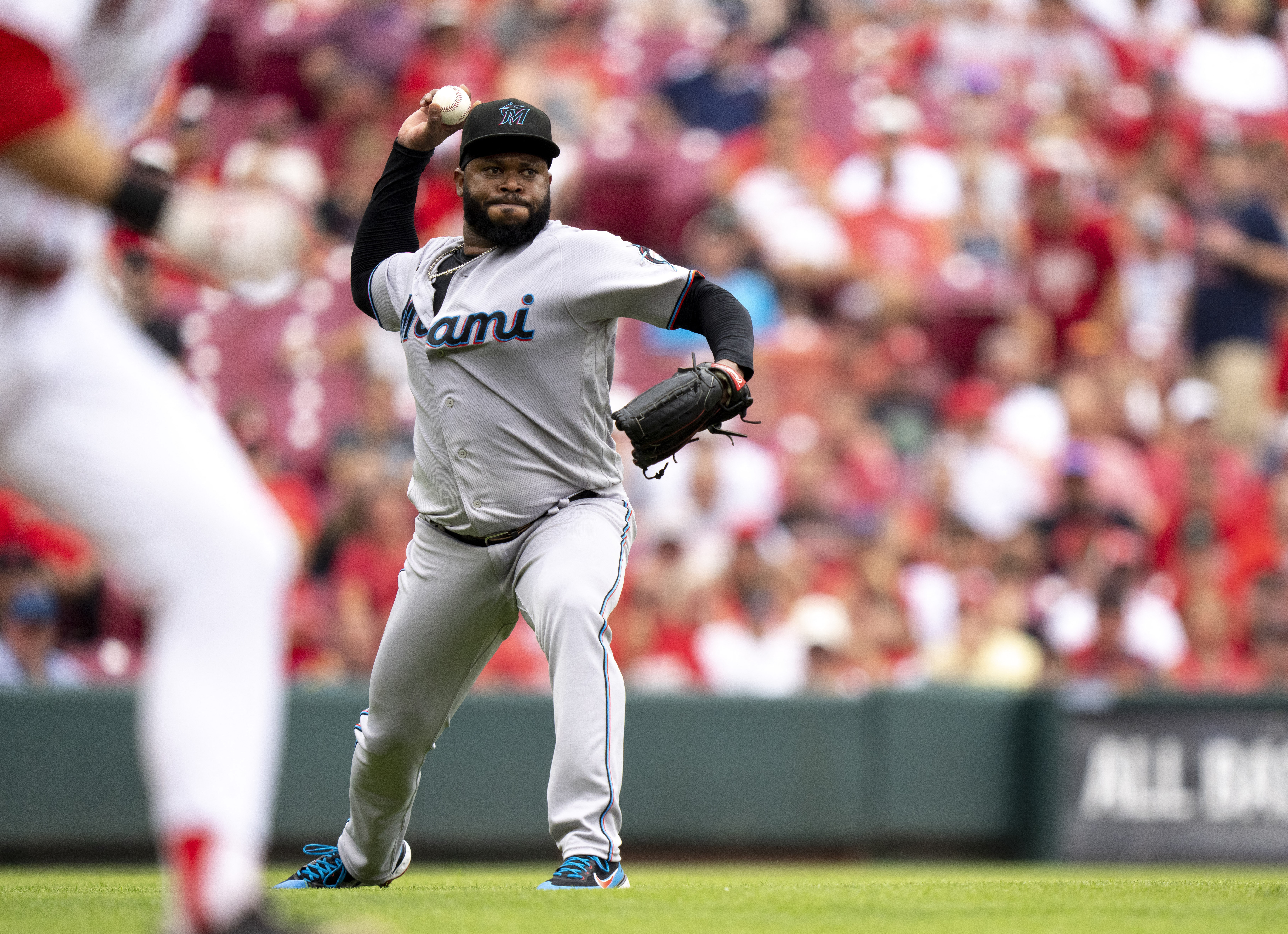 Marlins club three HRs to rally past Reds, 5-4