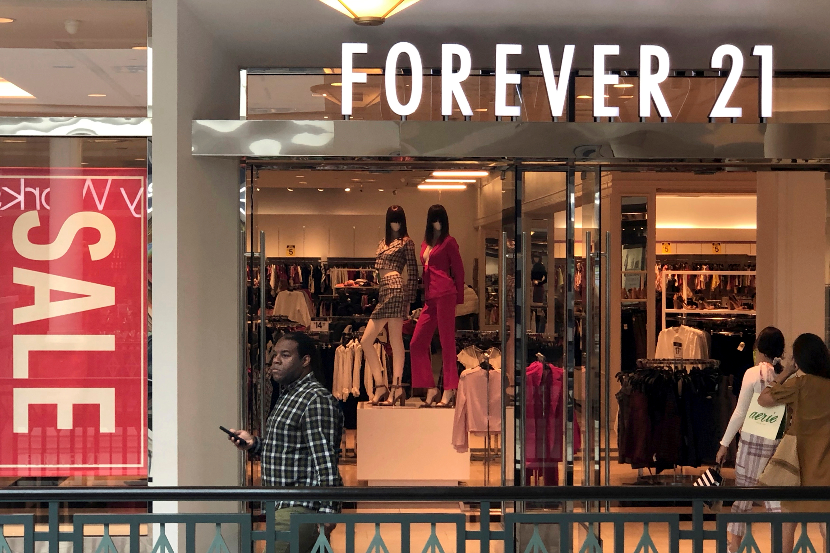 Vista panorâmica de uma loja Forever 21 — Fotografia de Stock Editorial ©  mandritoiu #215665294