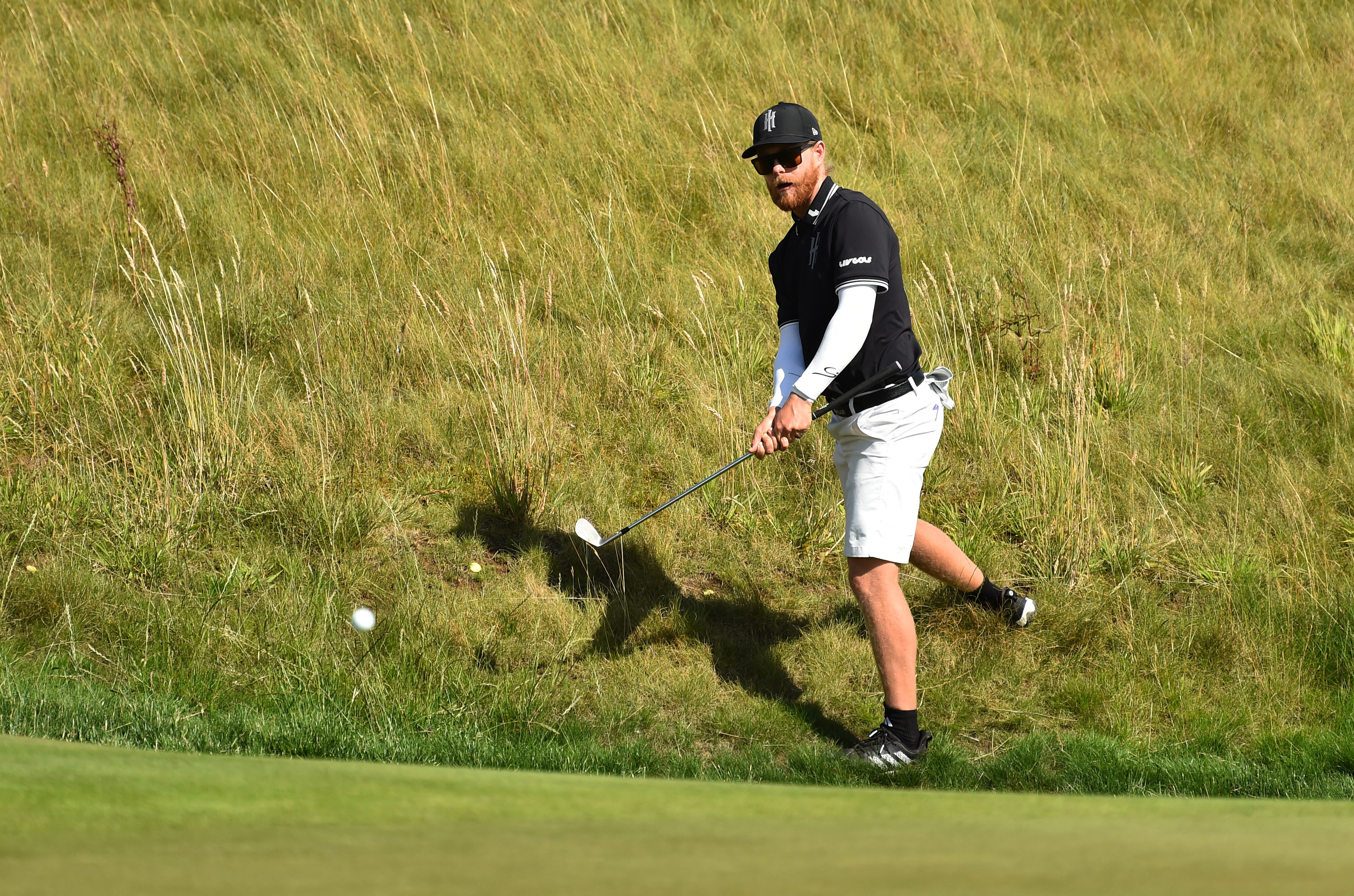 Whaley saves par and 'both hands' in close encounter with alligator |  Reuters