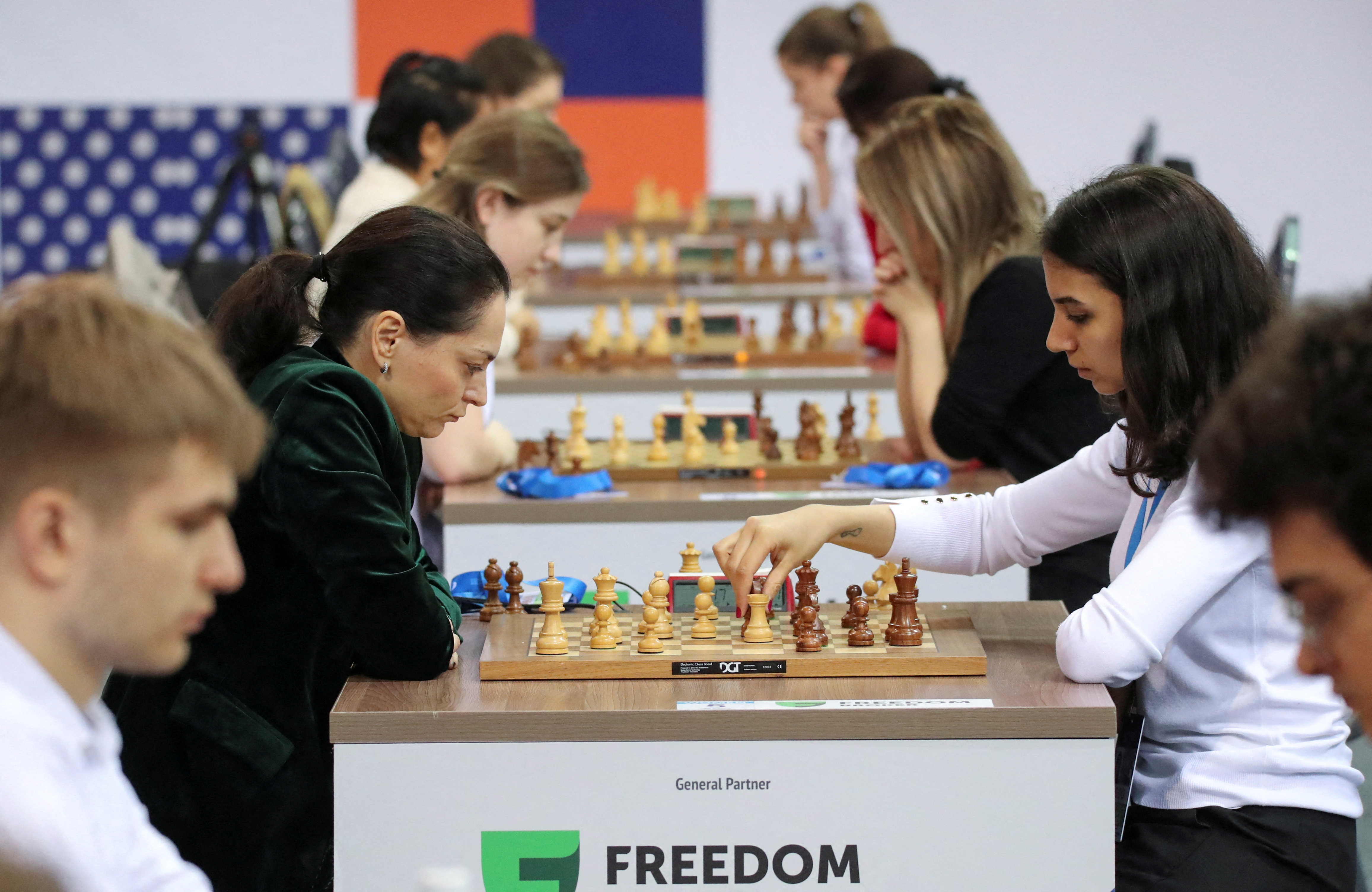 Jogadora de xadrez iraniana competiu num torneio sem o hijab e optou por  não regressar ao país