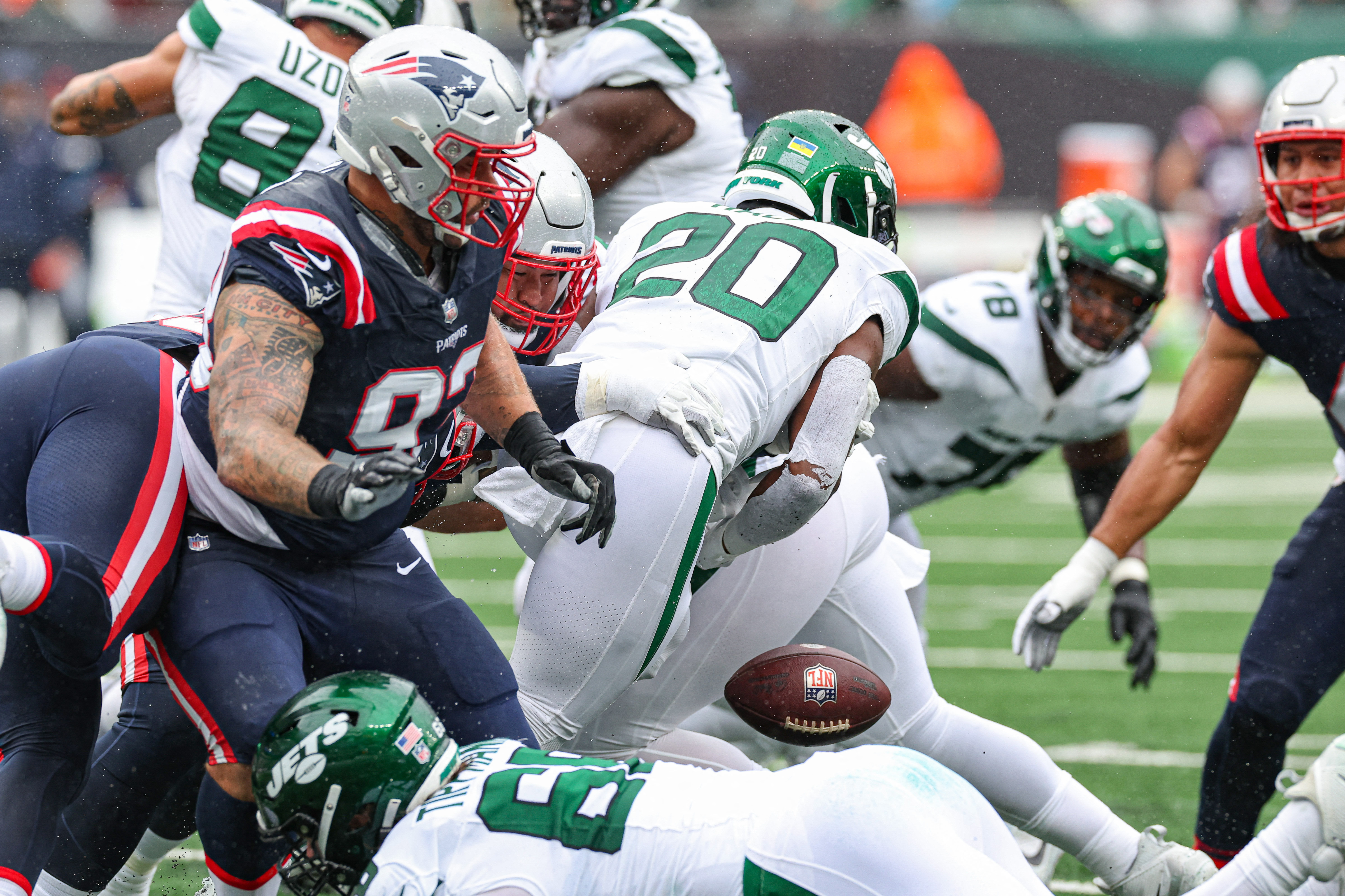 Patriots stave off Jets comeback to win 15th straight game against New York