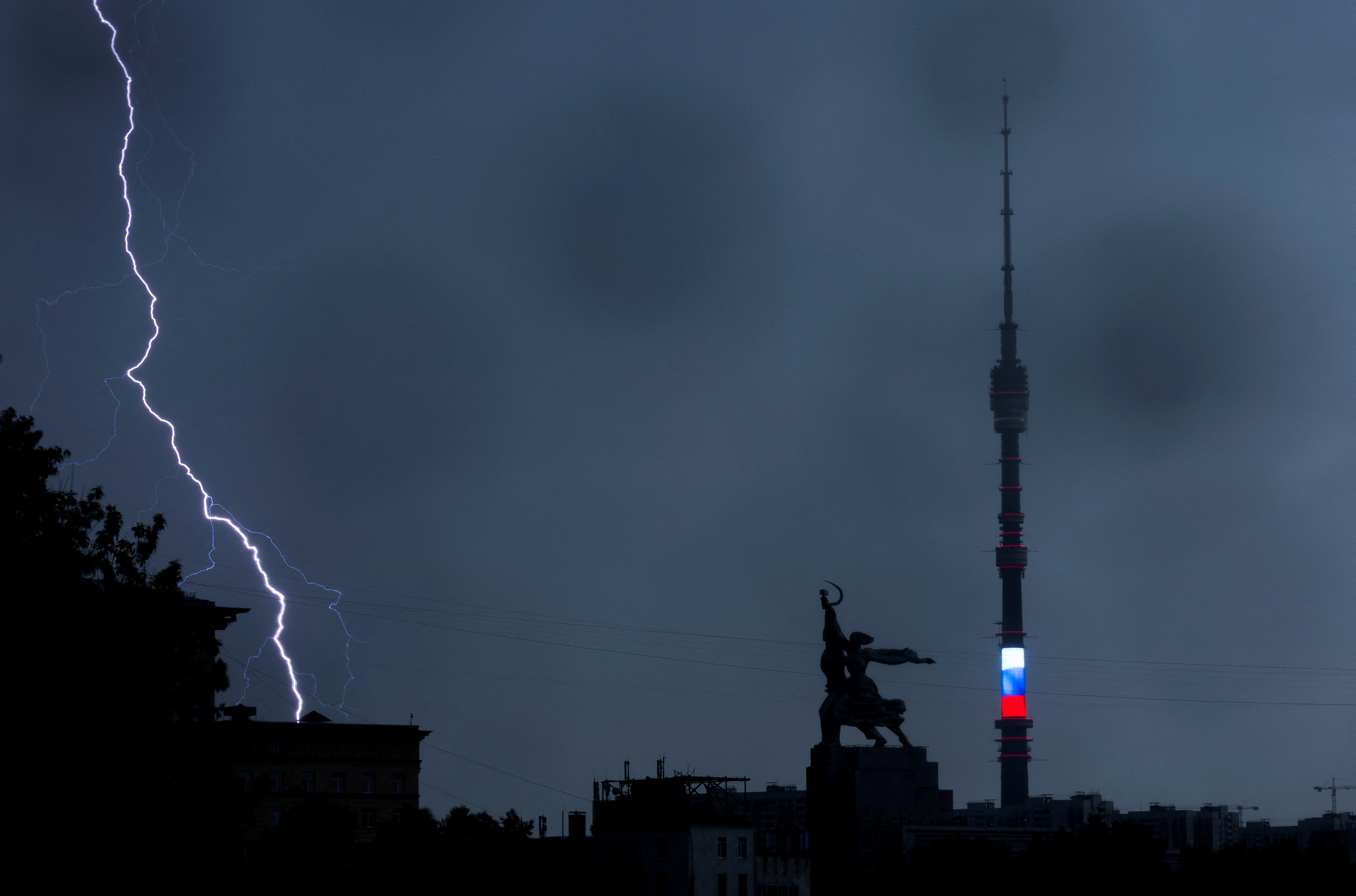 Молния в останкинскую башню. Гроза в Москве. Останкинская телебашня молния. Гроза в Москве фото. Аномальные молнии.