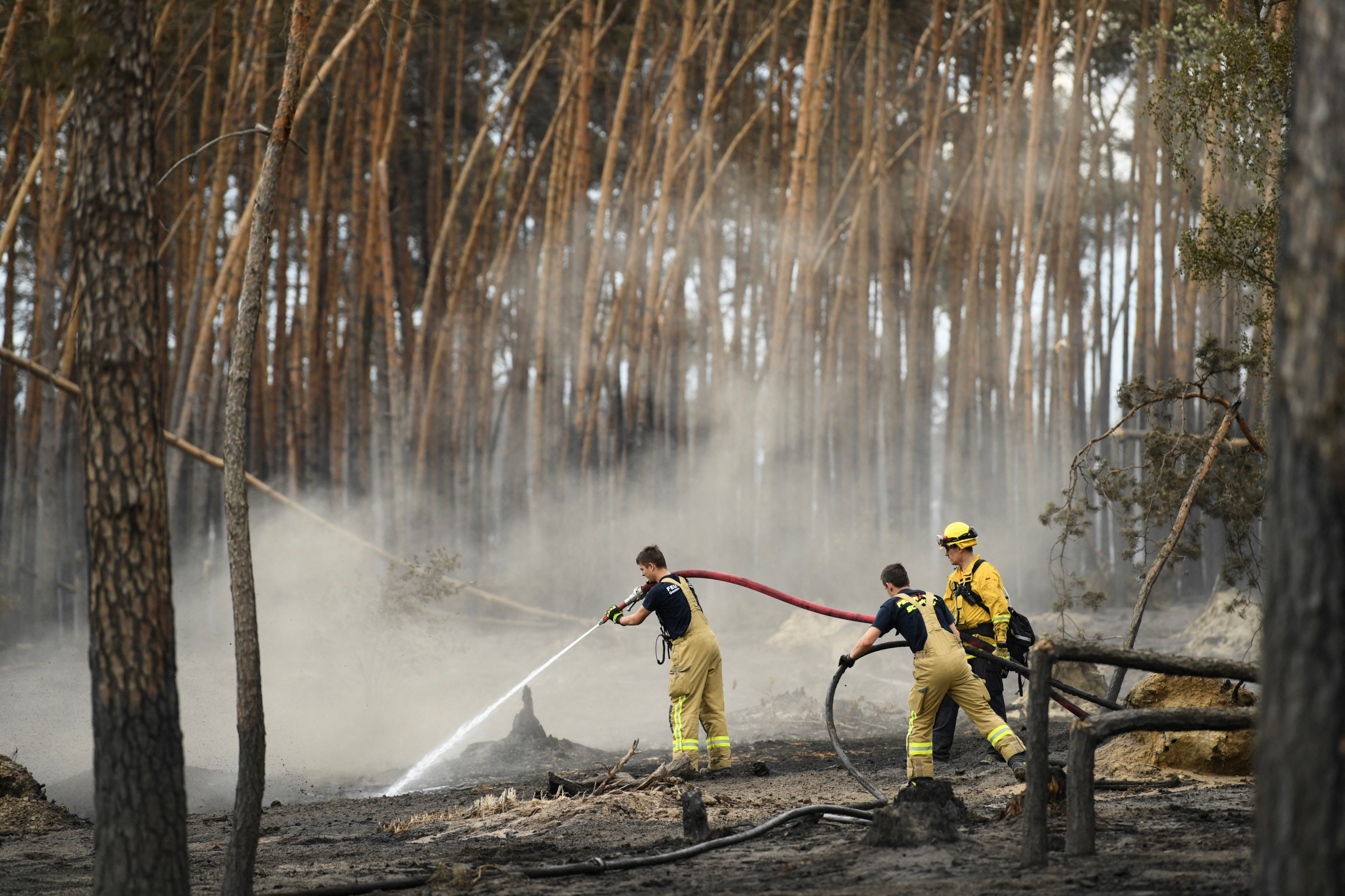 Zwickau, Germany. 23rd Apr, 2023. Firefighters wearing breathing