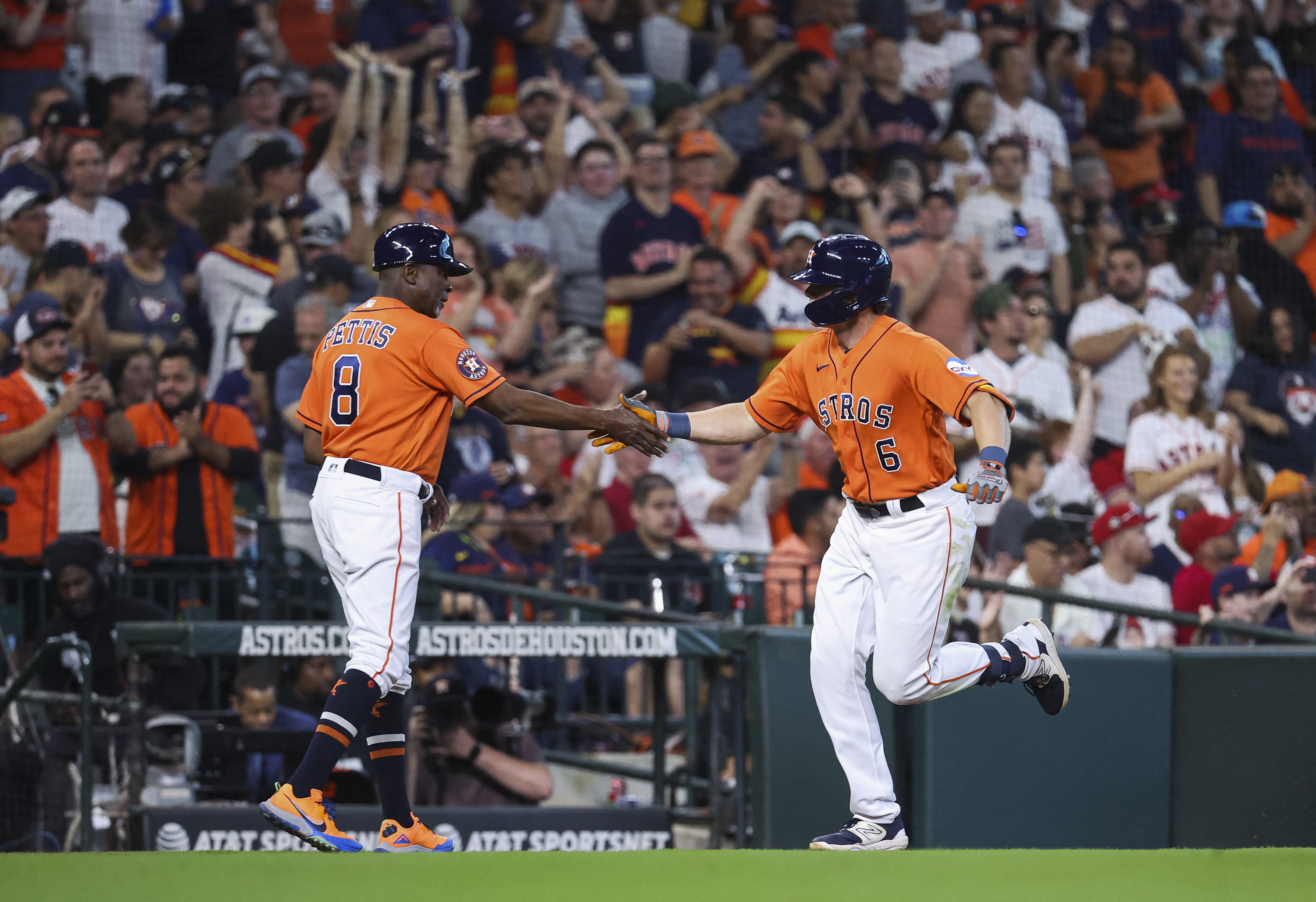 Astros squeak past Phils, claim one game in series