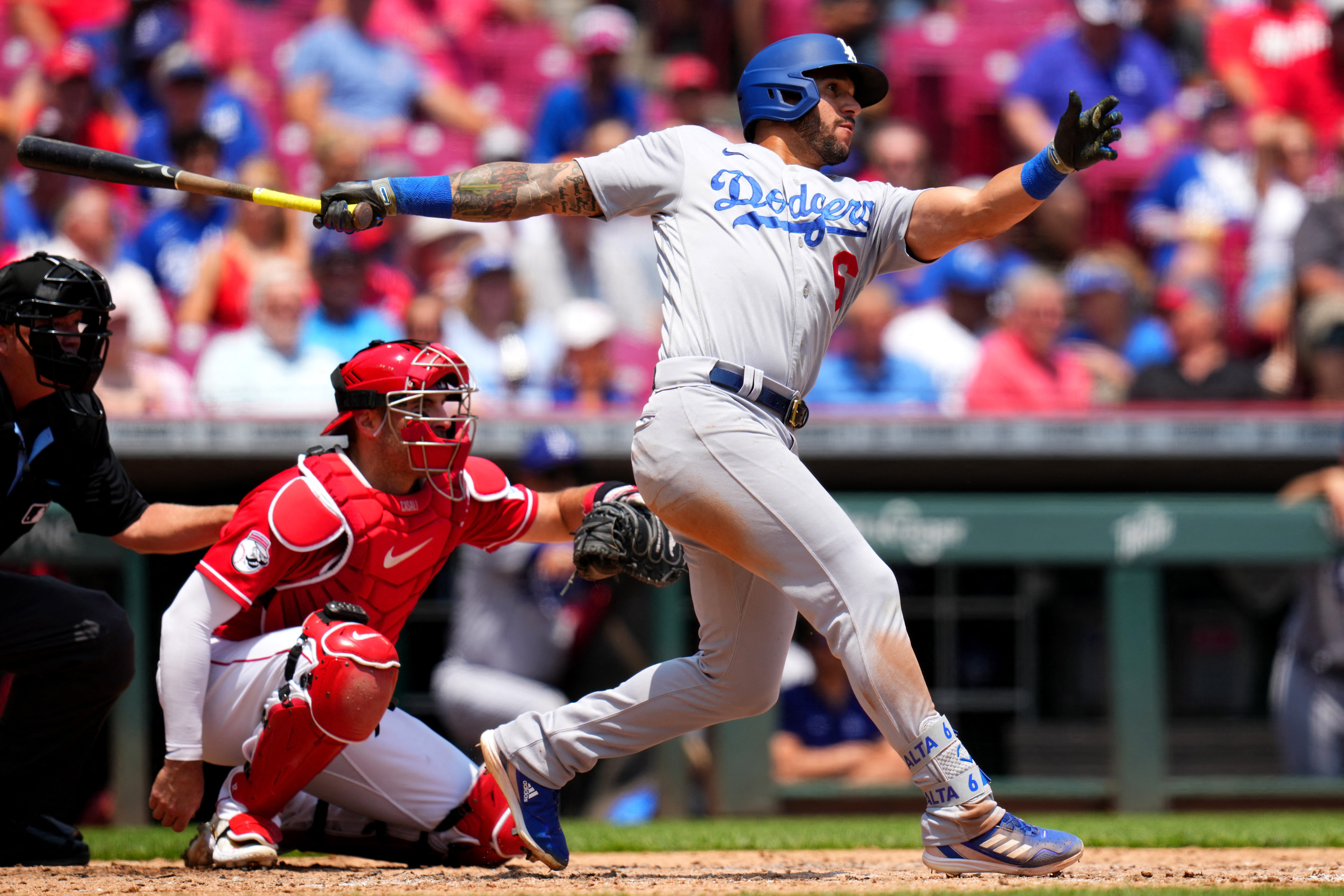 Clayton Kershaw, David Peralta fuel Dodgers past Reds