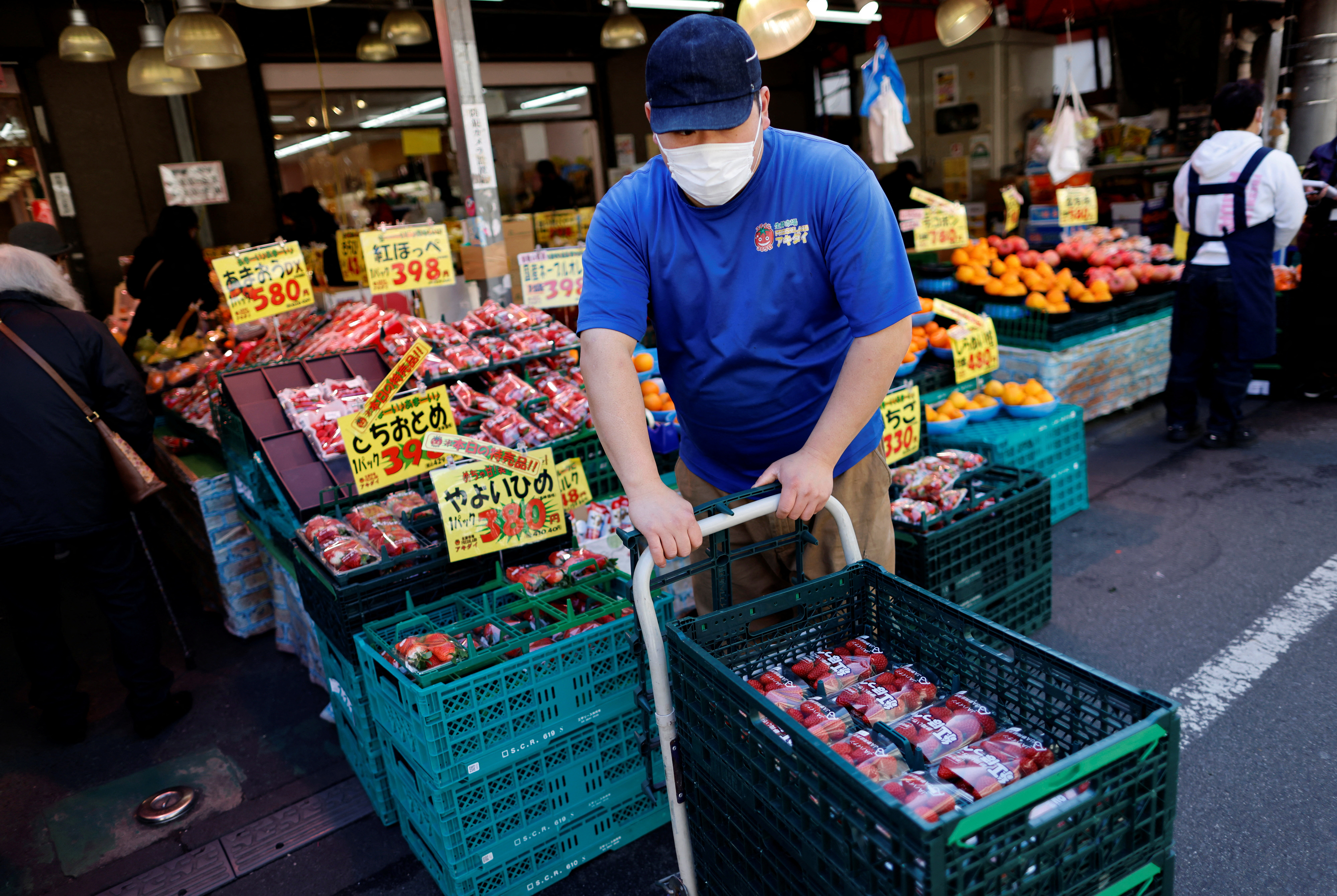 An employee of a supermarket named Akidai works at a store in Tokyo