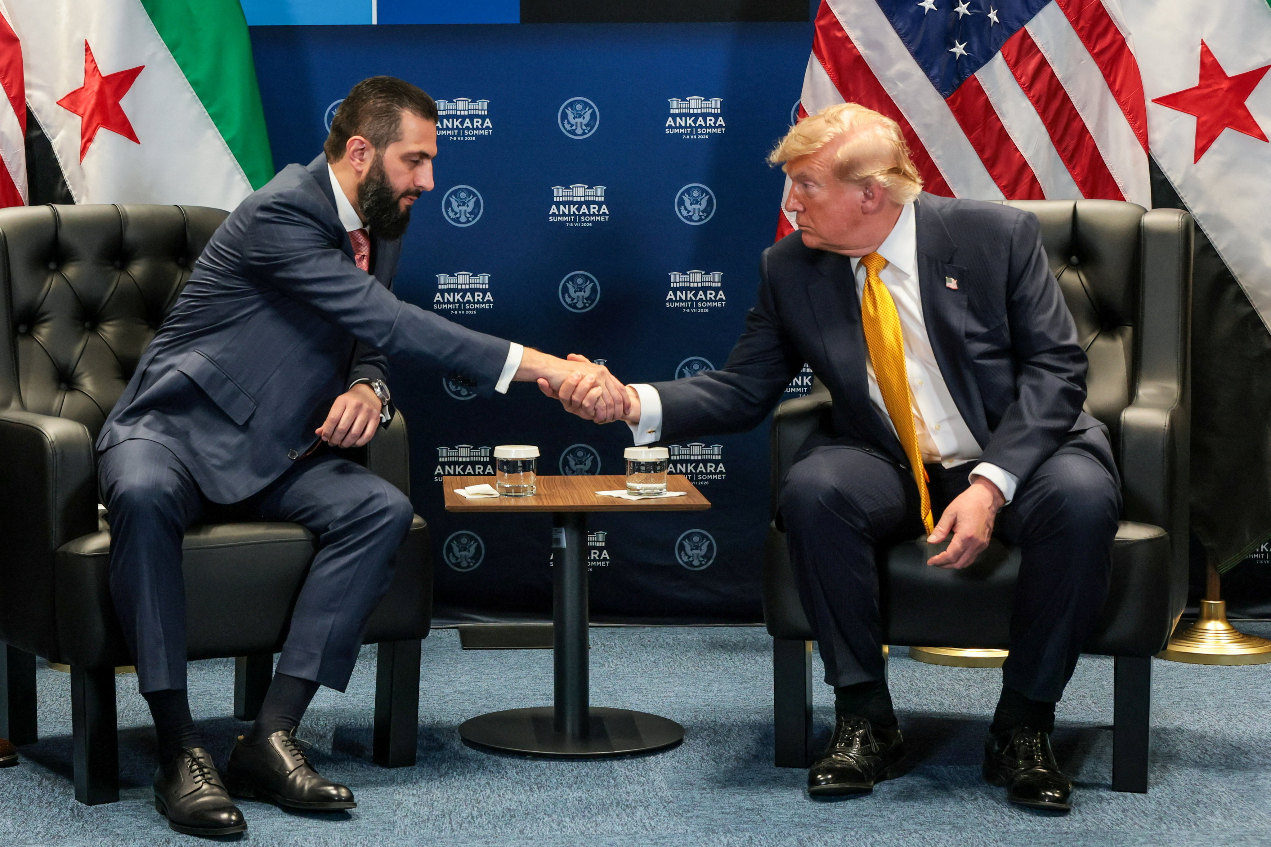 トランプ氏、シリアの「テロ支援国家」指定解除を決定 暫定大統領と