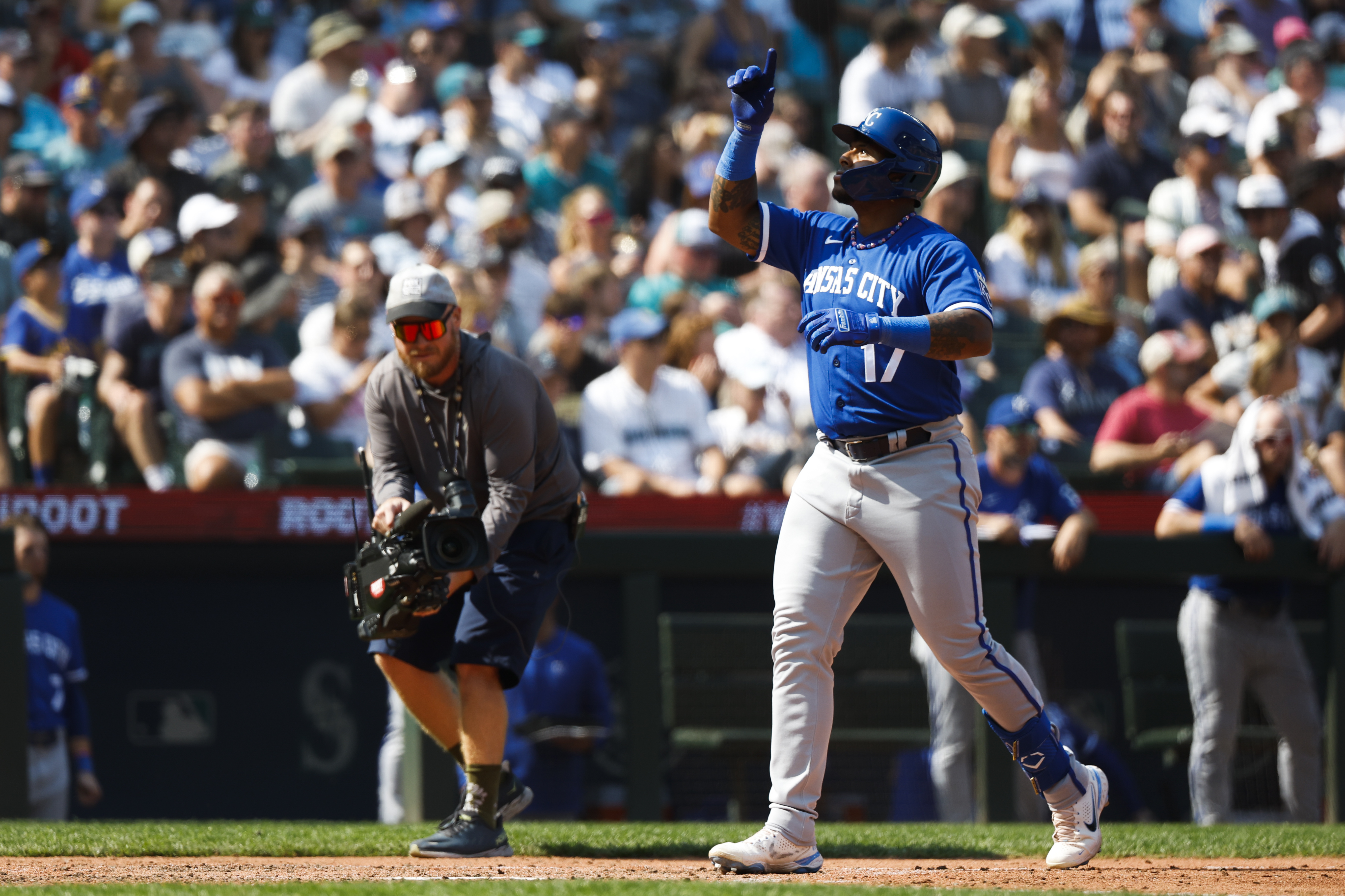 Mariners remain hot, dispatch Royals