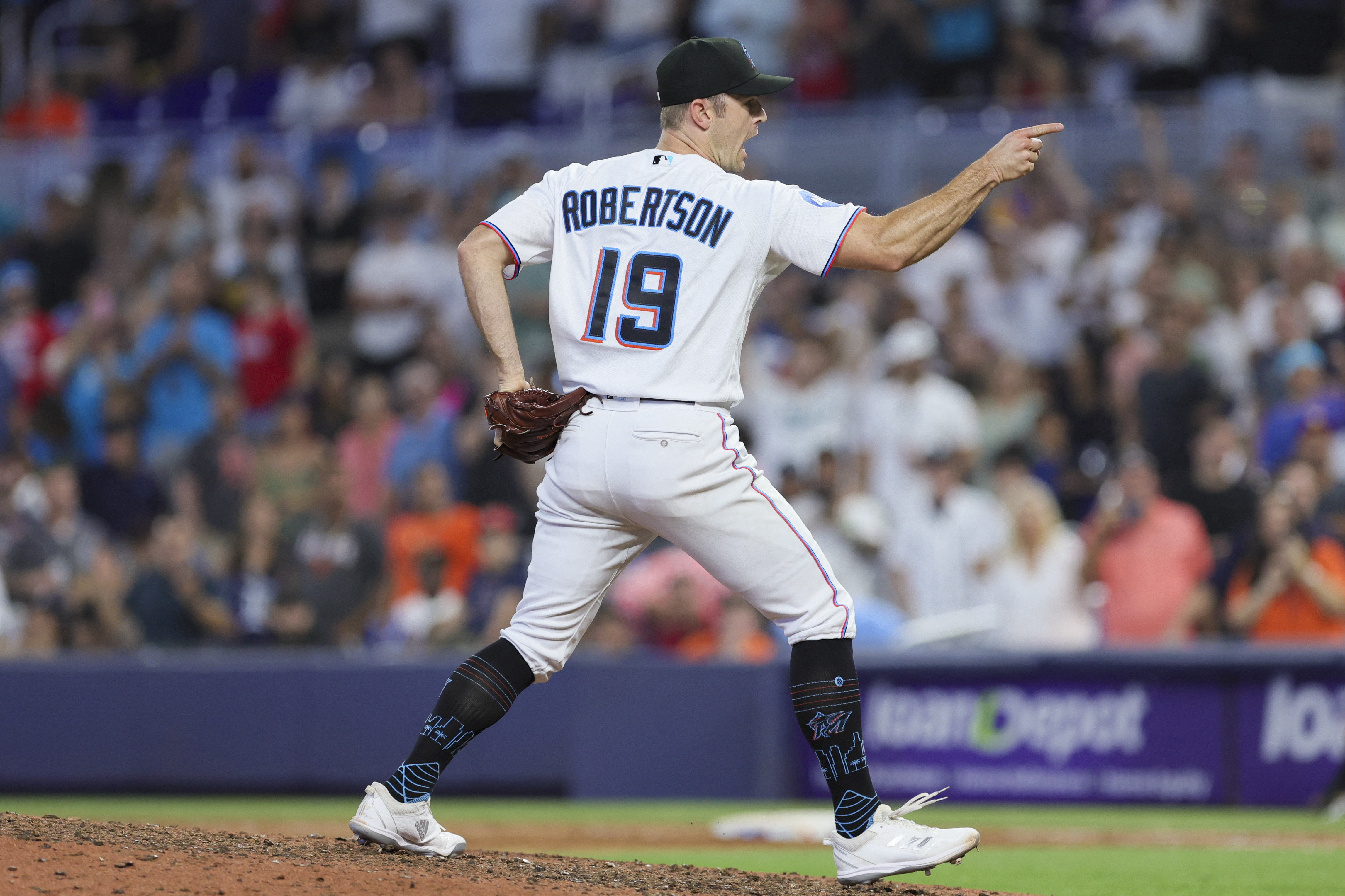 AUBURN BASEBALL: Garrett Cooper's 2 home runs lifts Tigers to win