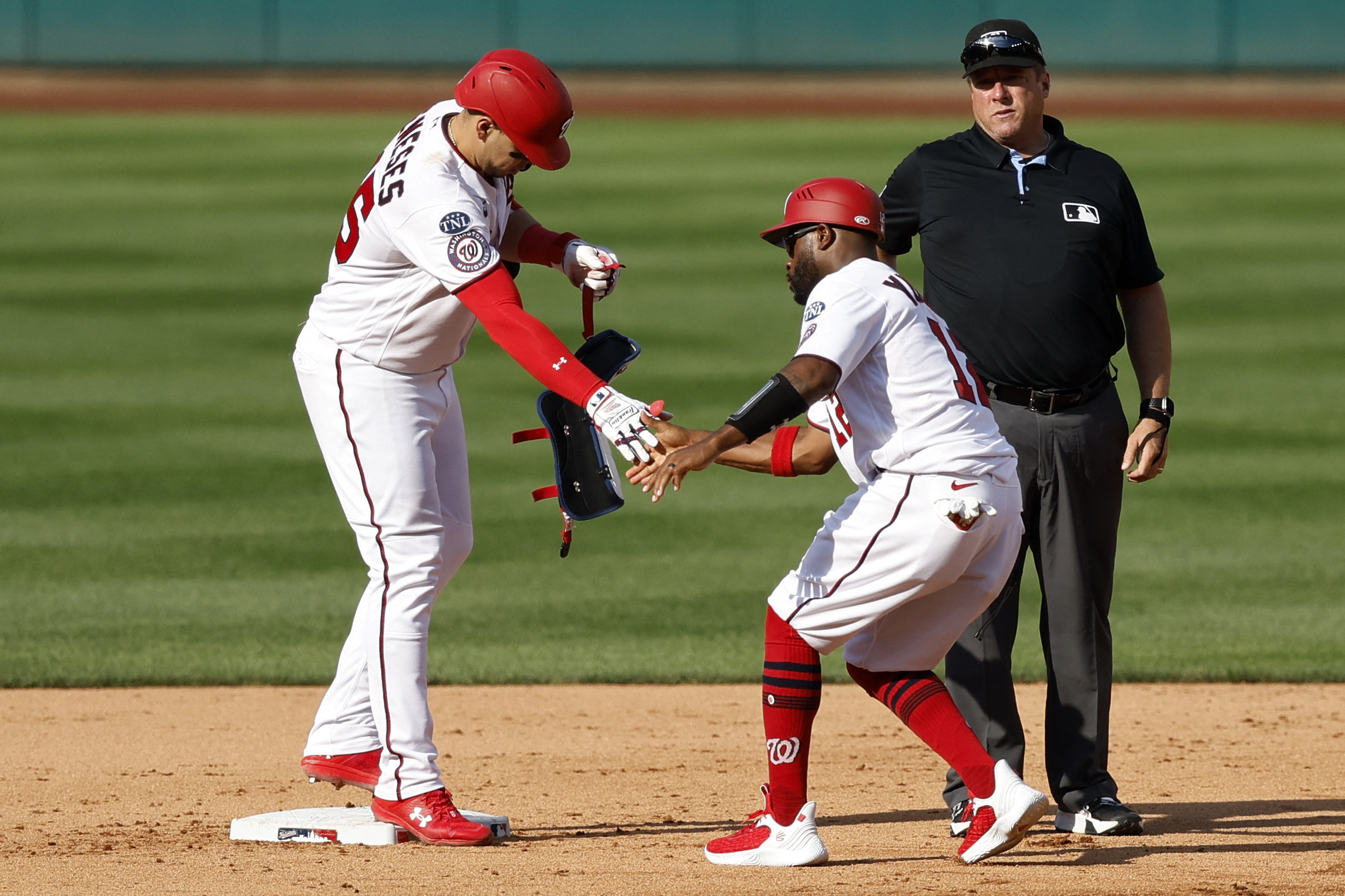 Nationals get clutch hits, hold off Red Sox