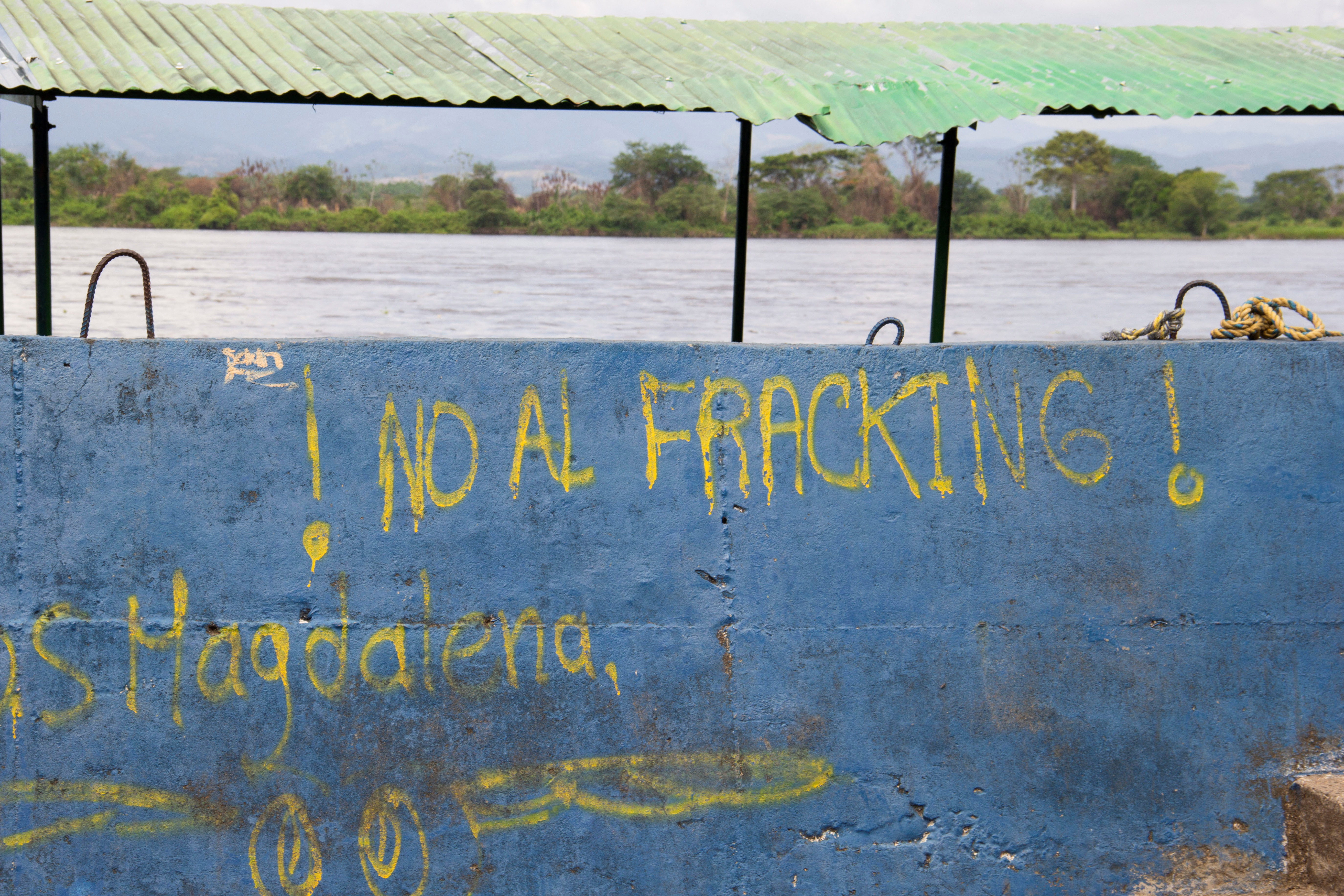 Un grafiti que dice "No al fracking" se ve en una pared cerca del río Magdalena en Puerto Wilches
