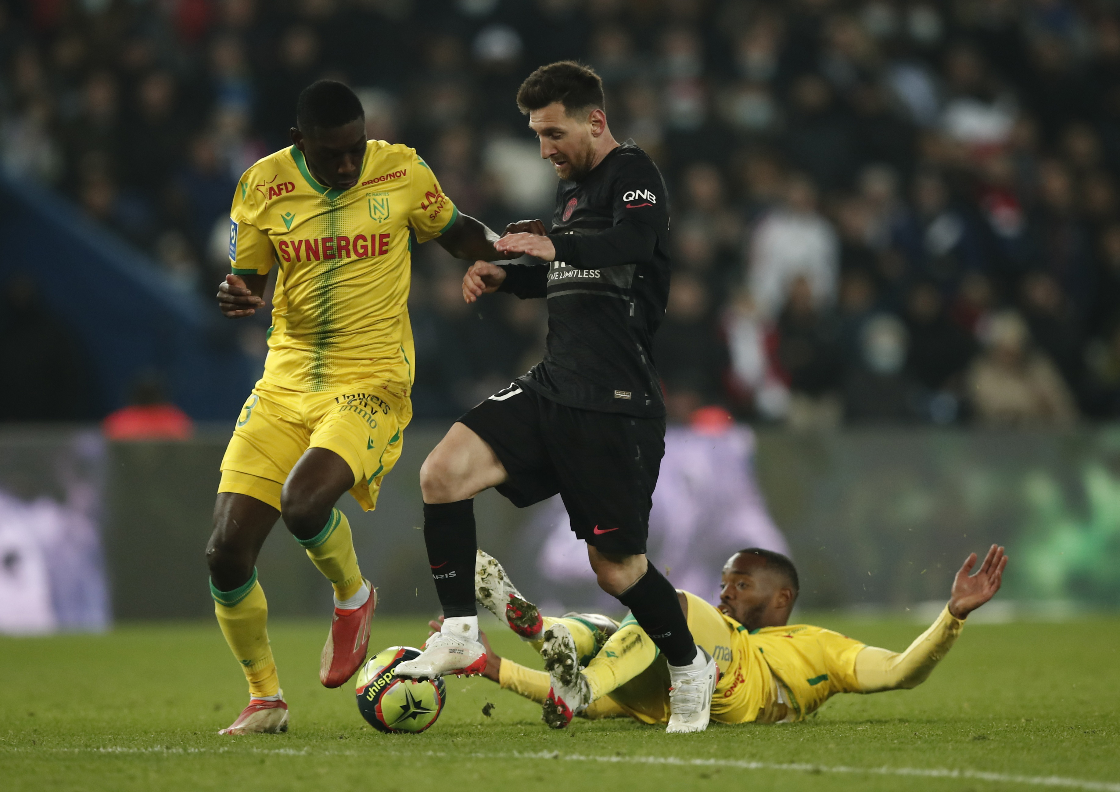 Messi scores maiden Ligue 1 goal as 10-man PSG open huge lead | Reuters
