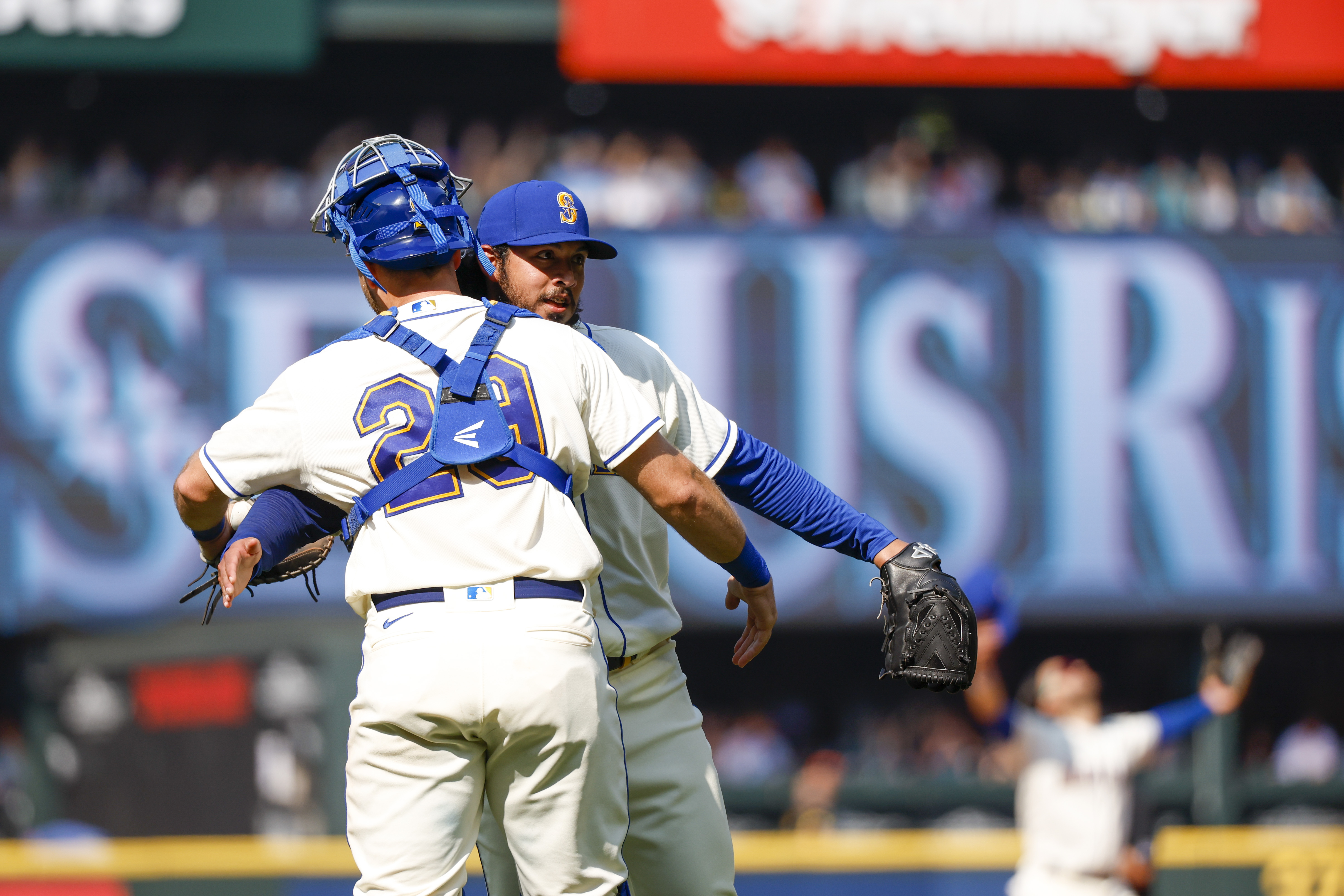 Mariners remain hot, dispatch Royals