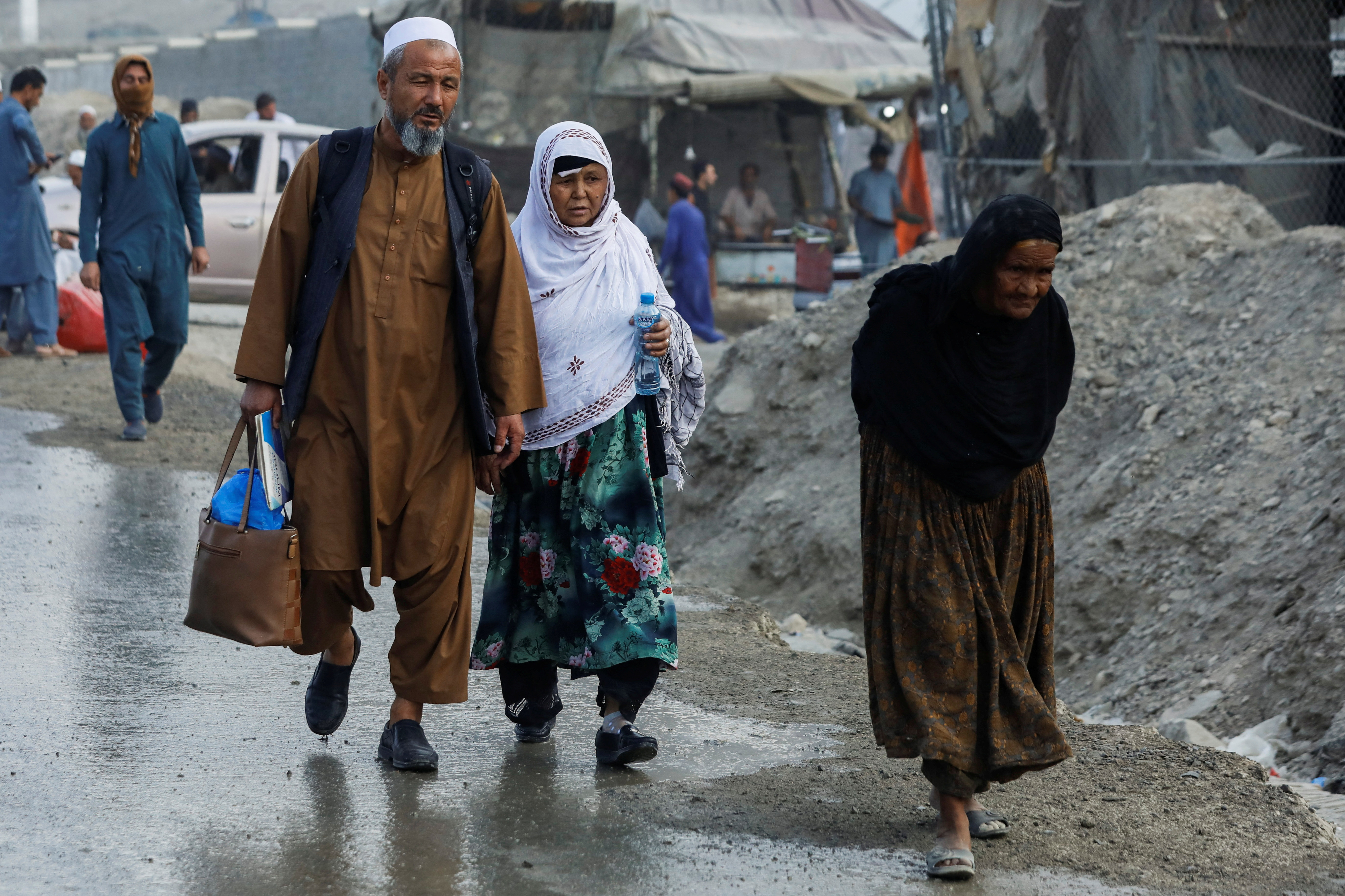 Border crossing with Afghanistan swamped by Afghans after