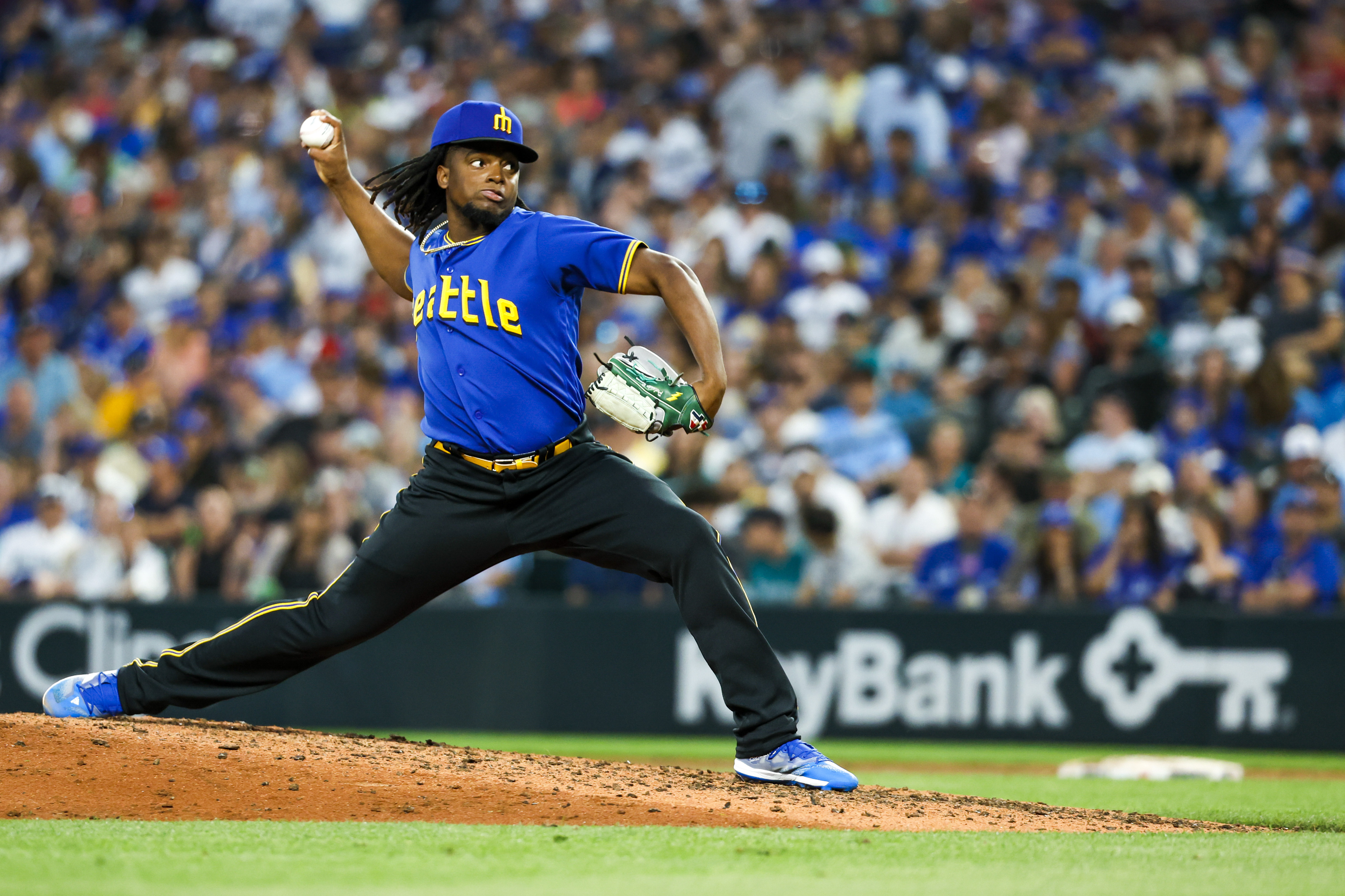 Hernández walks off old team as Mariners top Blue Jays 3-2