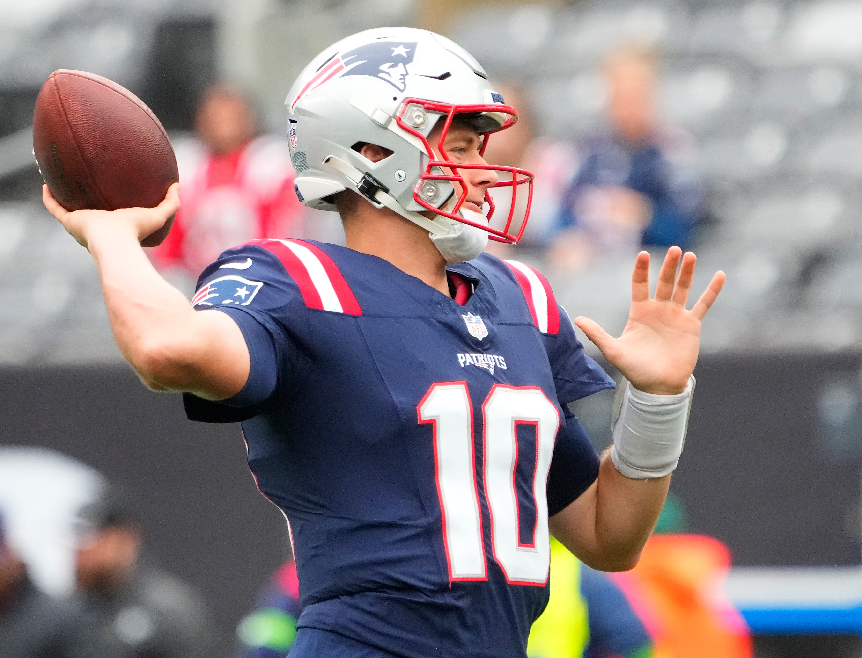 Patriots escape with 15th straight win over Jets