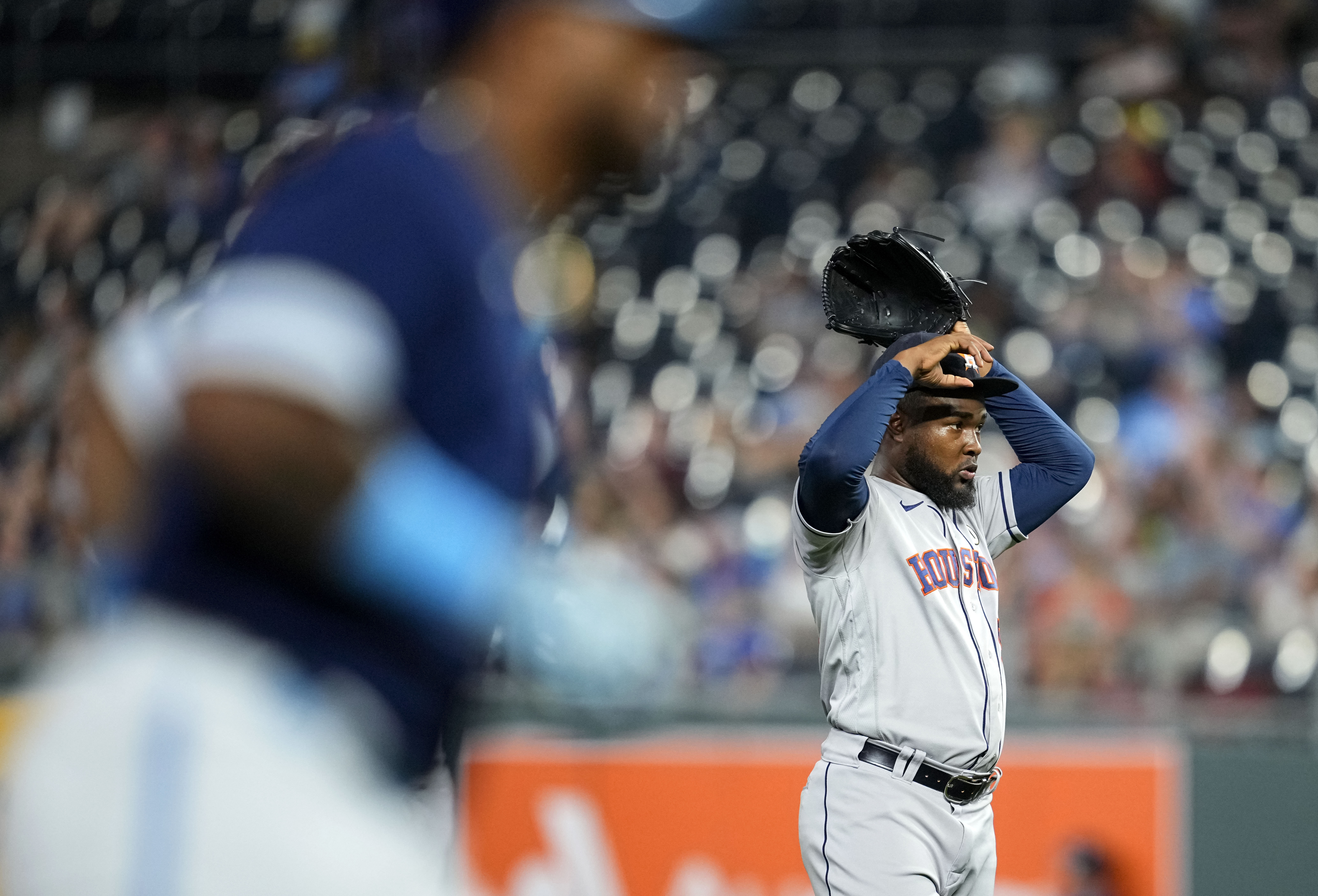 Díaz hit in 10th propels Astros to 6-3 win over Royals