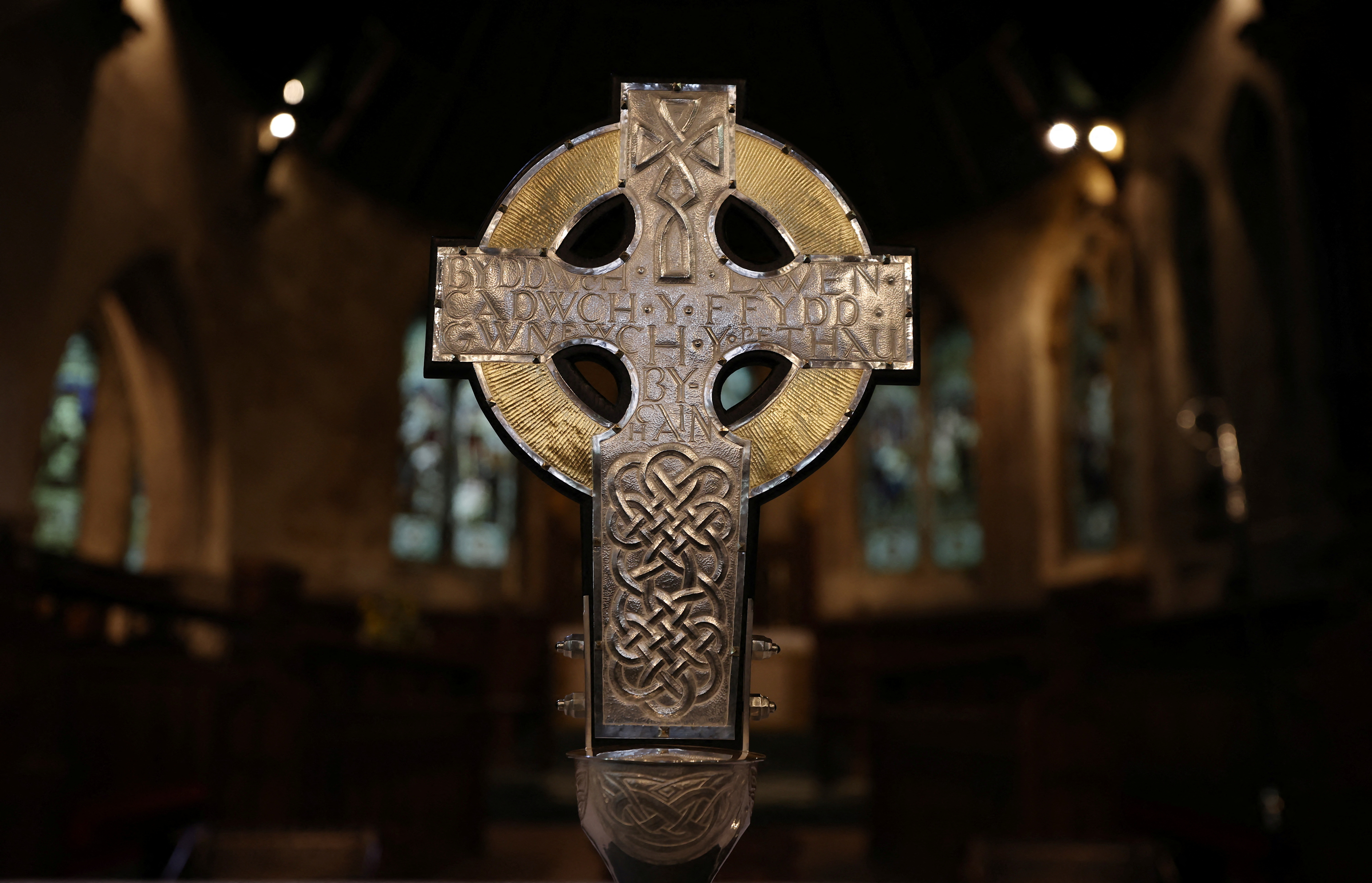 La nouvelle croix galloise, qui sera utilisée dans la procession lors du couronnement du roi Charles d'Angleterre, est vue avant un service à l'église Holy Trinity de Llandudno