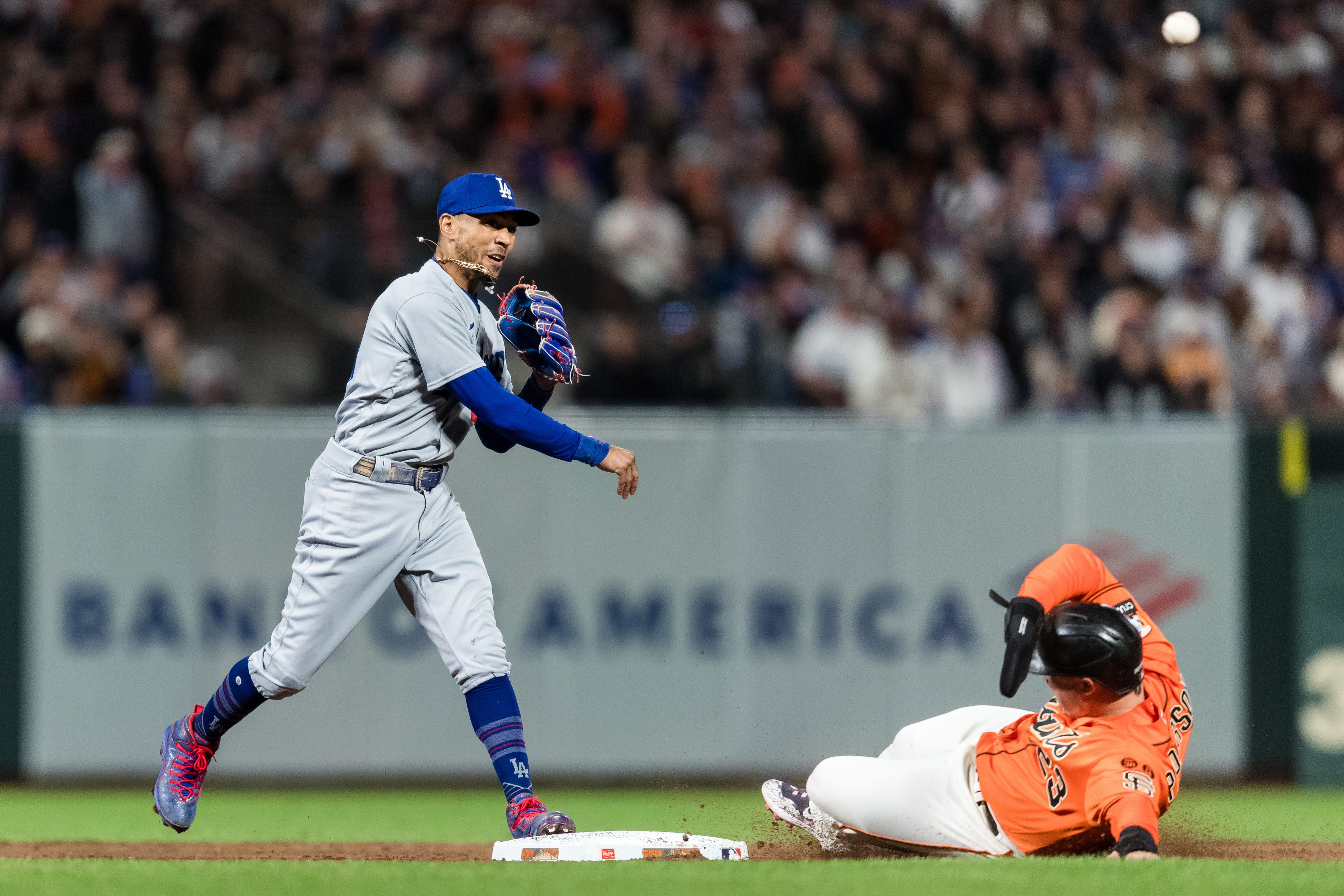 Dodgers spoil debut of interim Giants manager
