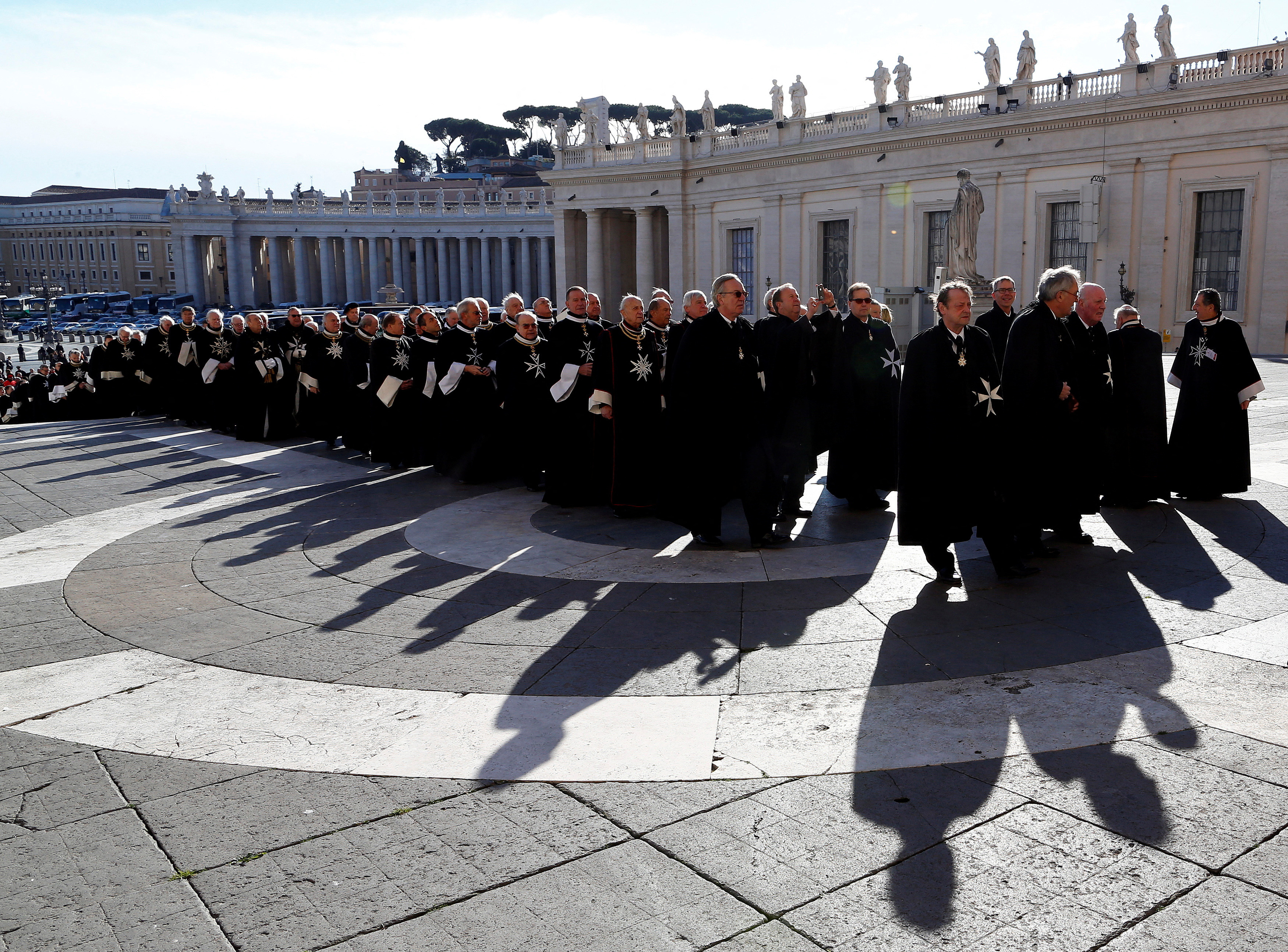 Członkowie Zakonu Kawalerów Maltańskich przybywają do Bazyliki św. Piotra na 900-lecie w Watykanie