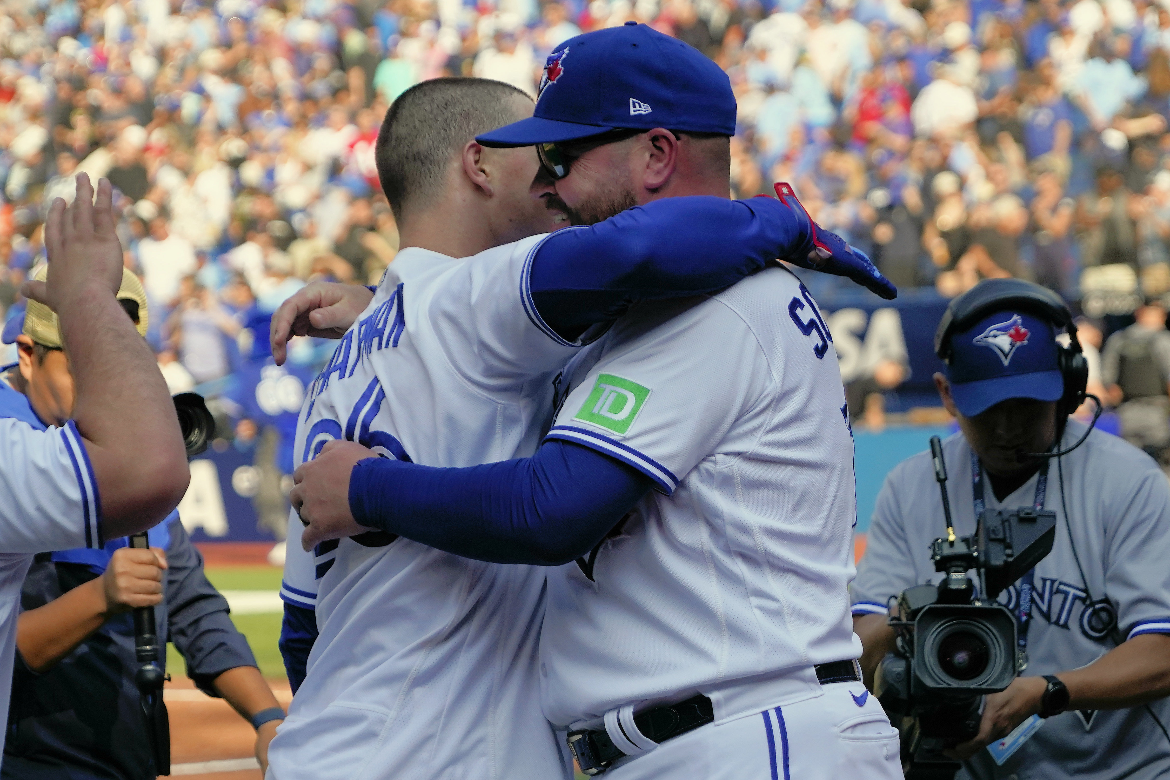 Matt Chapman's walk-off RBI helps Blue Jays reclaim Wild Card spot