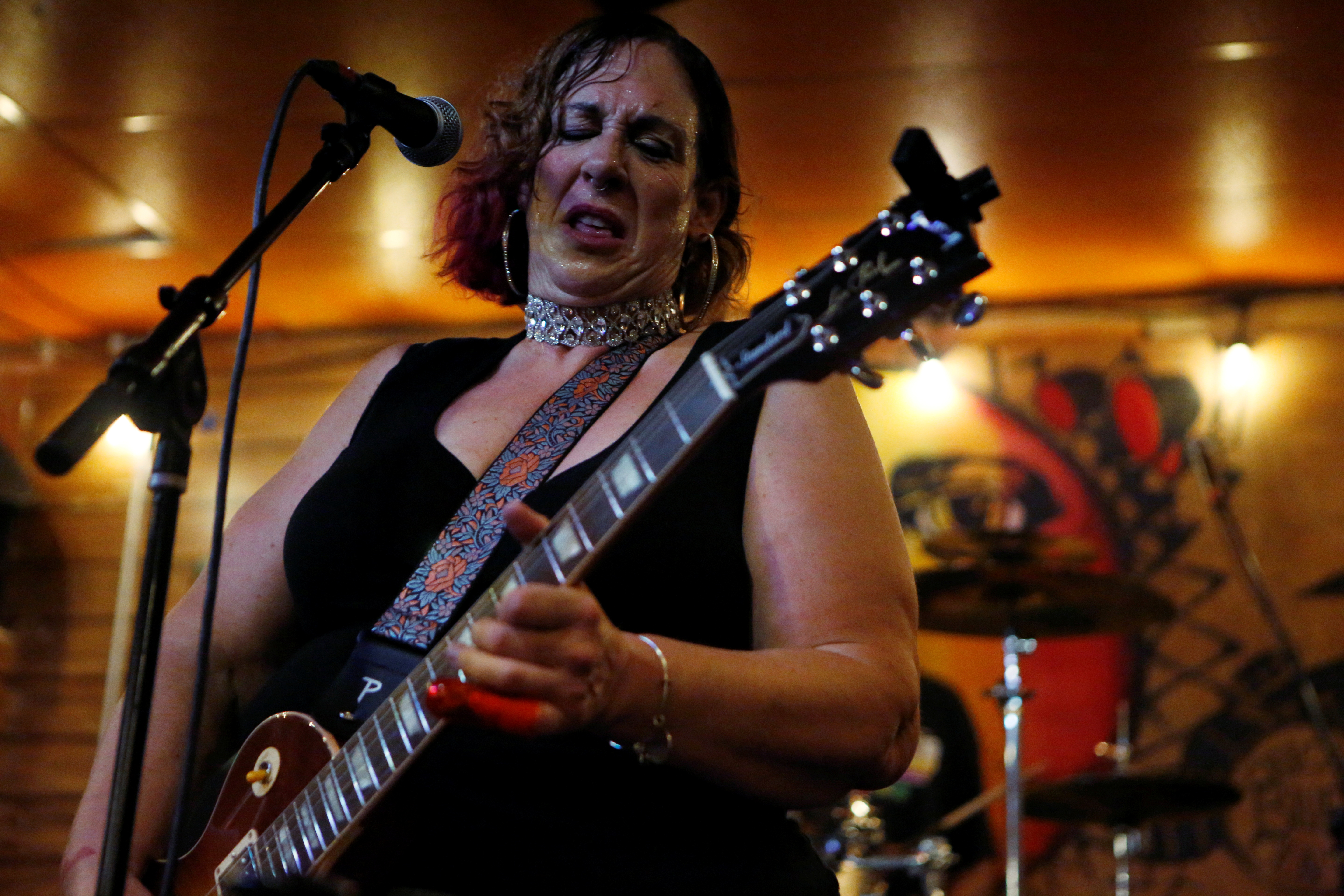 La guitarrista de blues con sede en Chicago, Joanna Connor, actúa en vivo mientras se alivian las restricciones de la enfermedad por coronavirus (COVID-19) en el bar de blues Kingston Mines en Chicago, Illinois, EE. UU., 24 de junio de 2021. REUTERS / Eileen T. Meslar