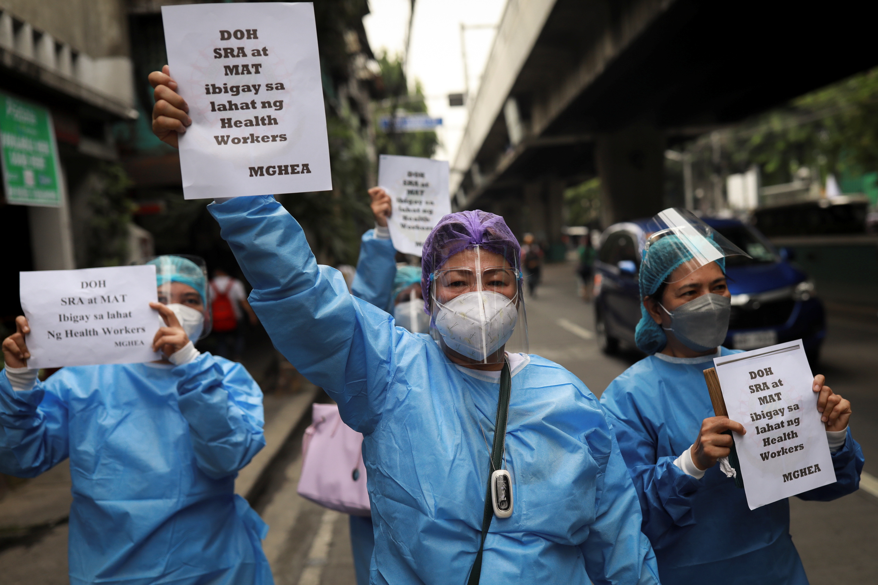 Philippines health workers protest neglect as COVID-19 strains hospitals |  Reuters