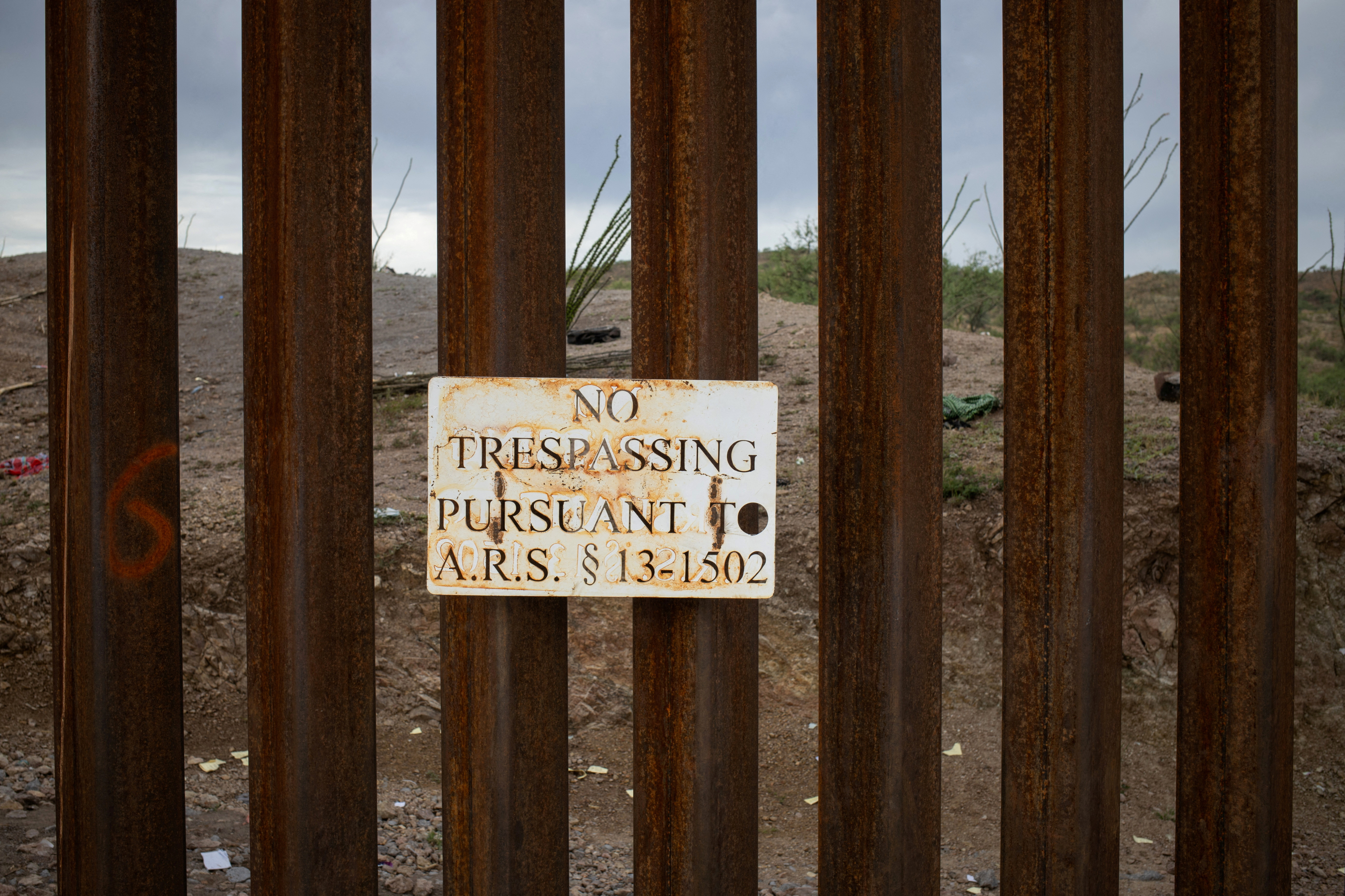 "No pasar", se ve un cartel pegado a lo largo del muro fronterizo en Ruby, Arizona.