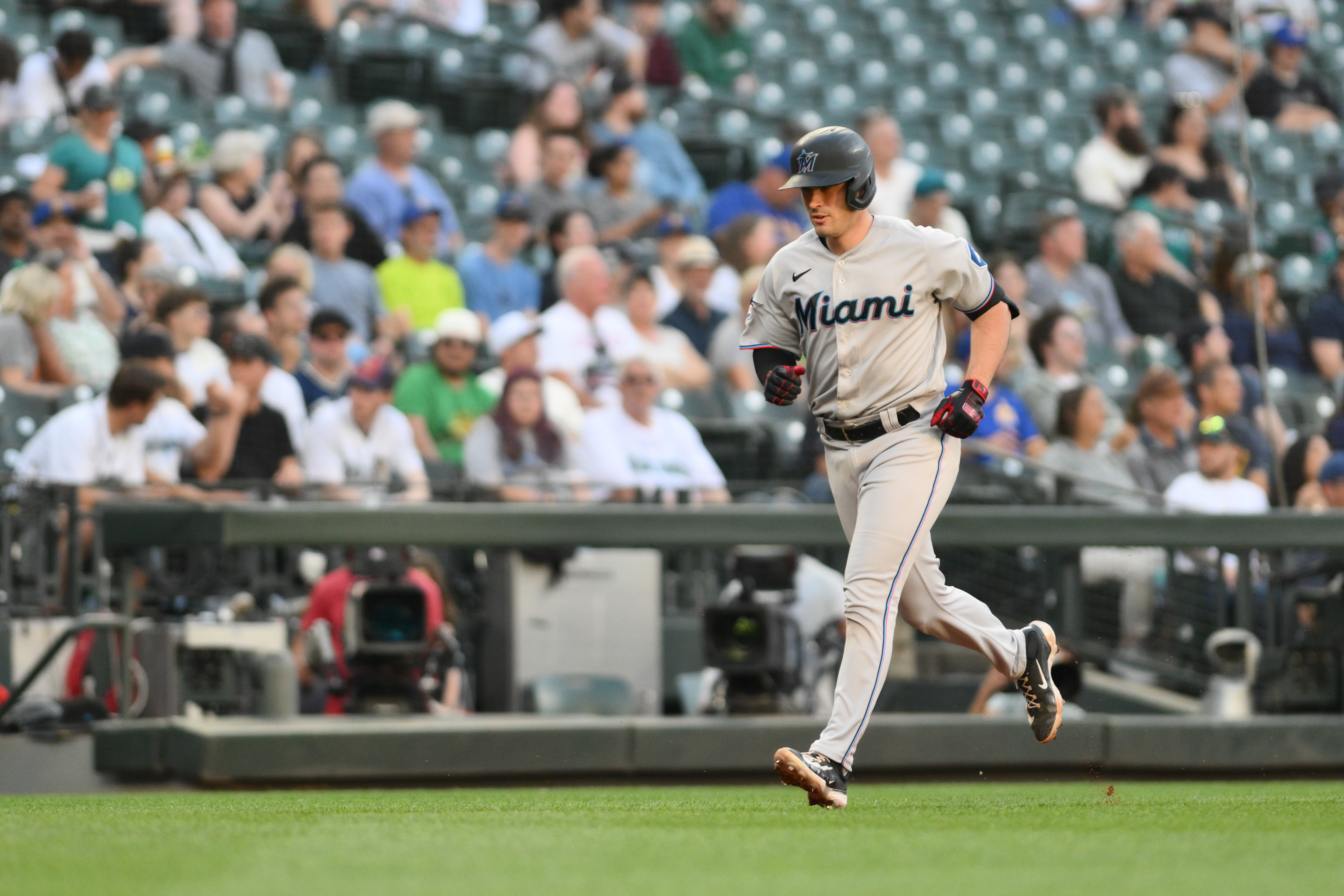 Mariners maul Marlins behind homers, rookie pitcher