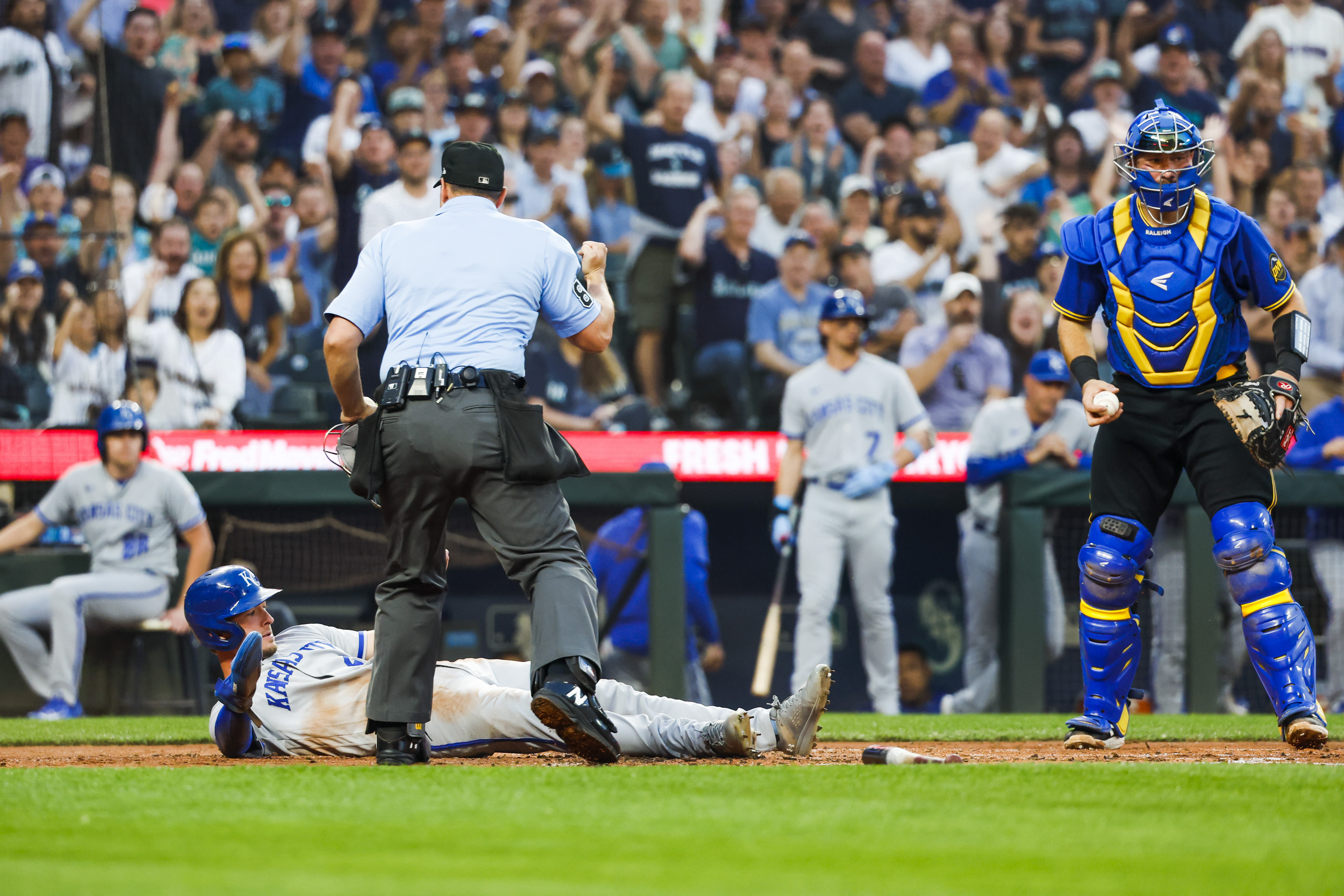 Campbell earns first win as Mariners hold off Jays