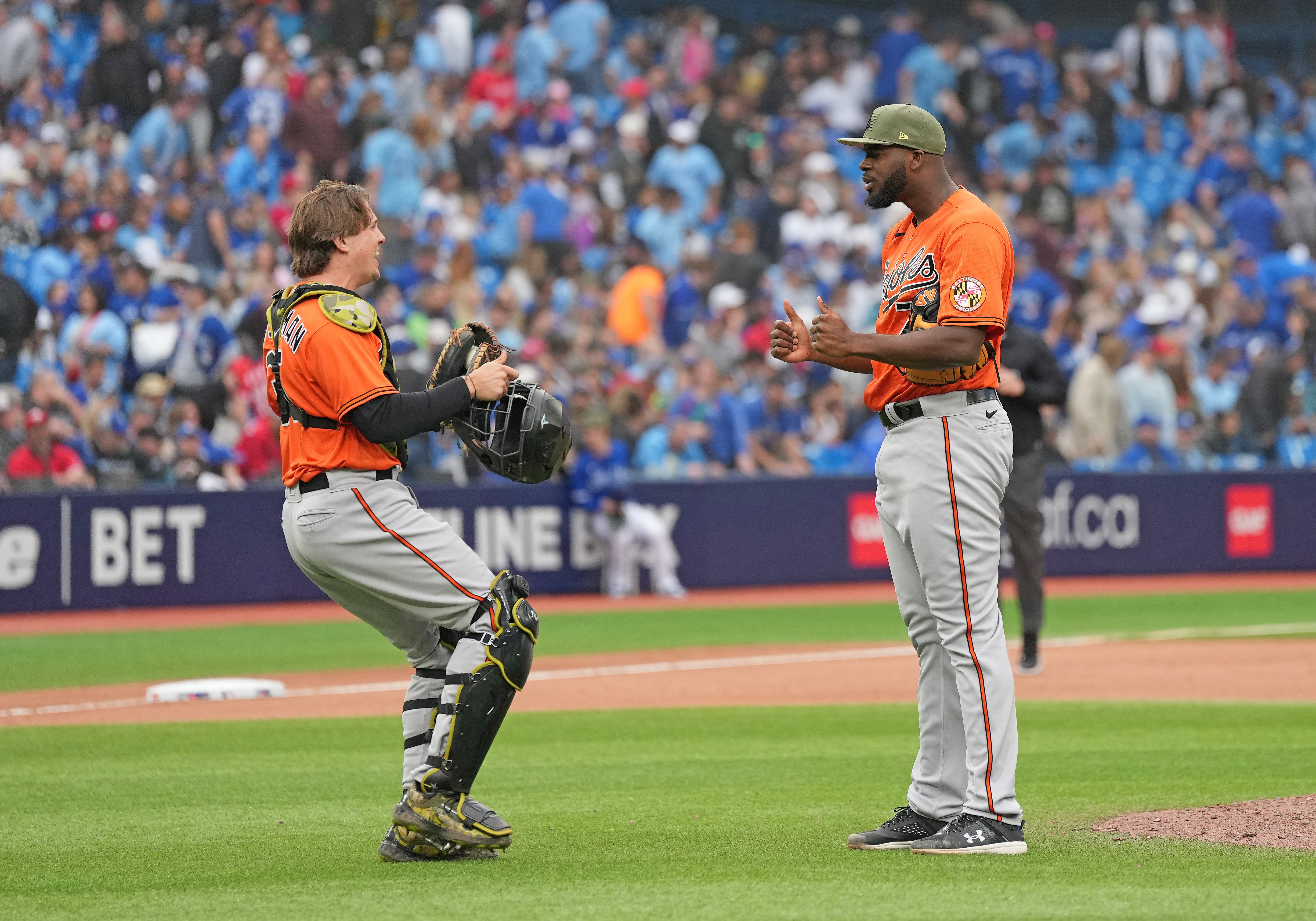 Orioles score on throwing mishap in 10th inning to clip Jays