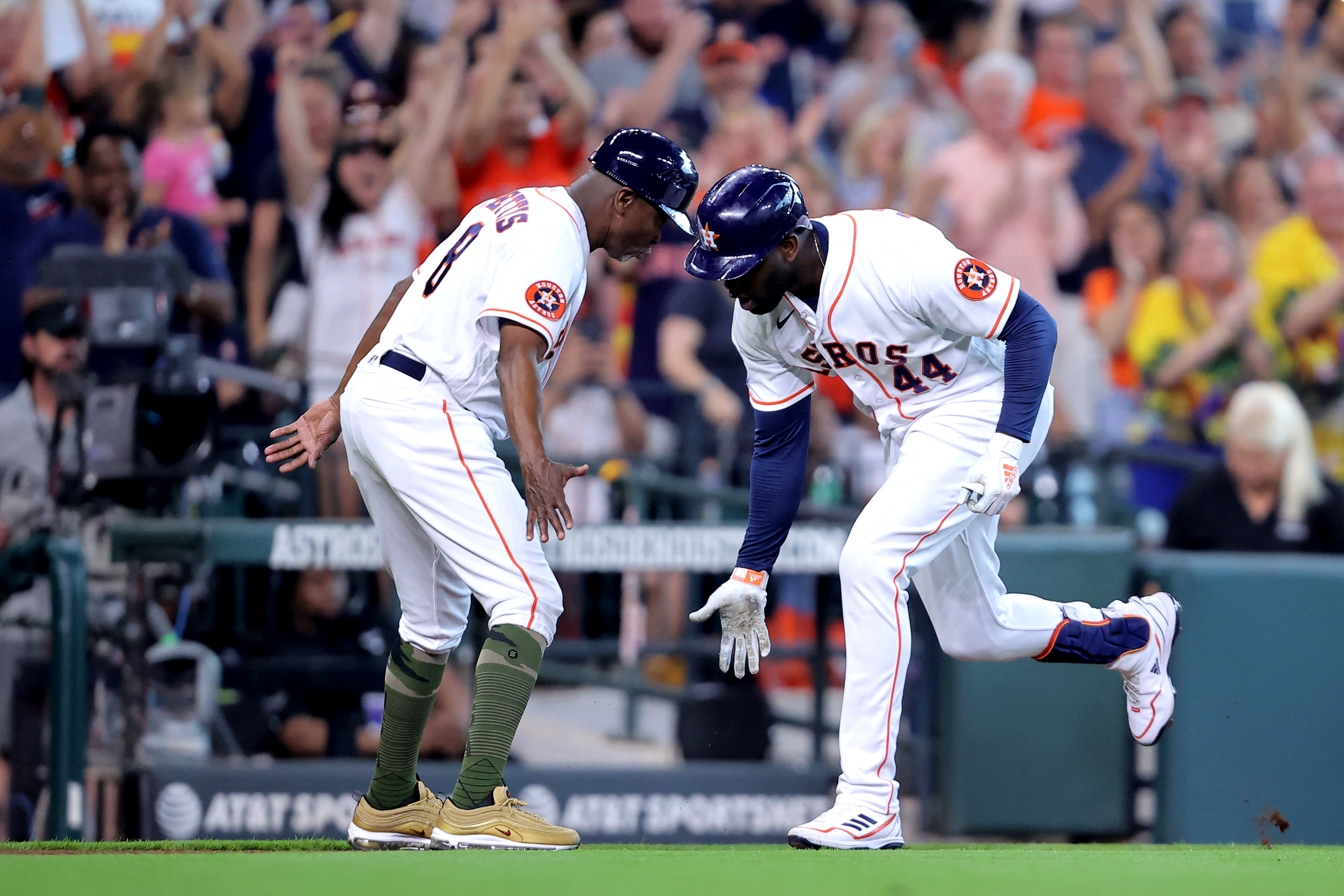 Yordan Alvarez's blast helps Astros beat Athletics