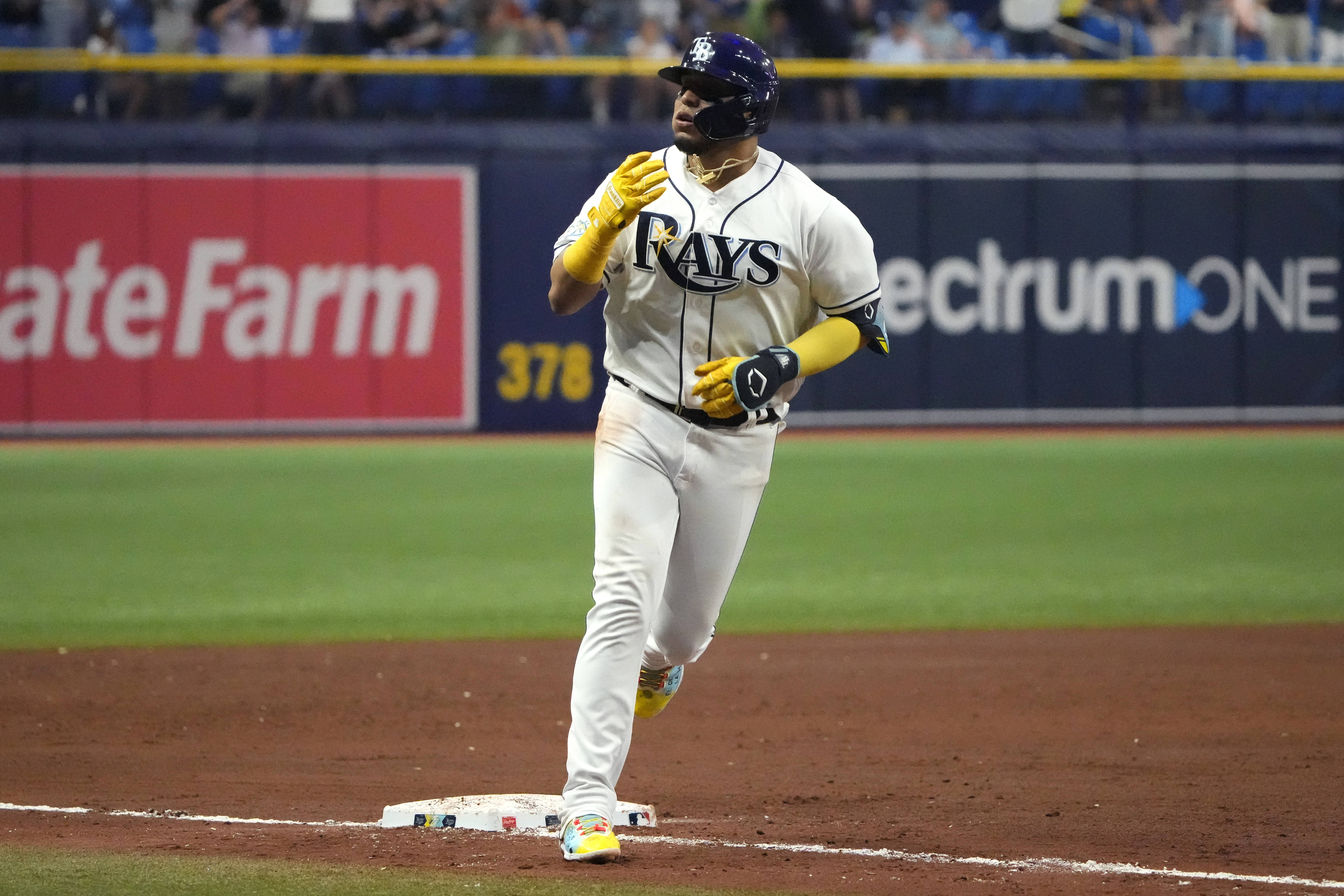 Brandon Lowe's walk-off single completes Rays' comeback over