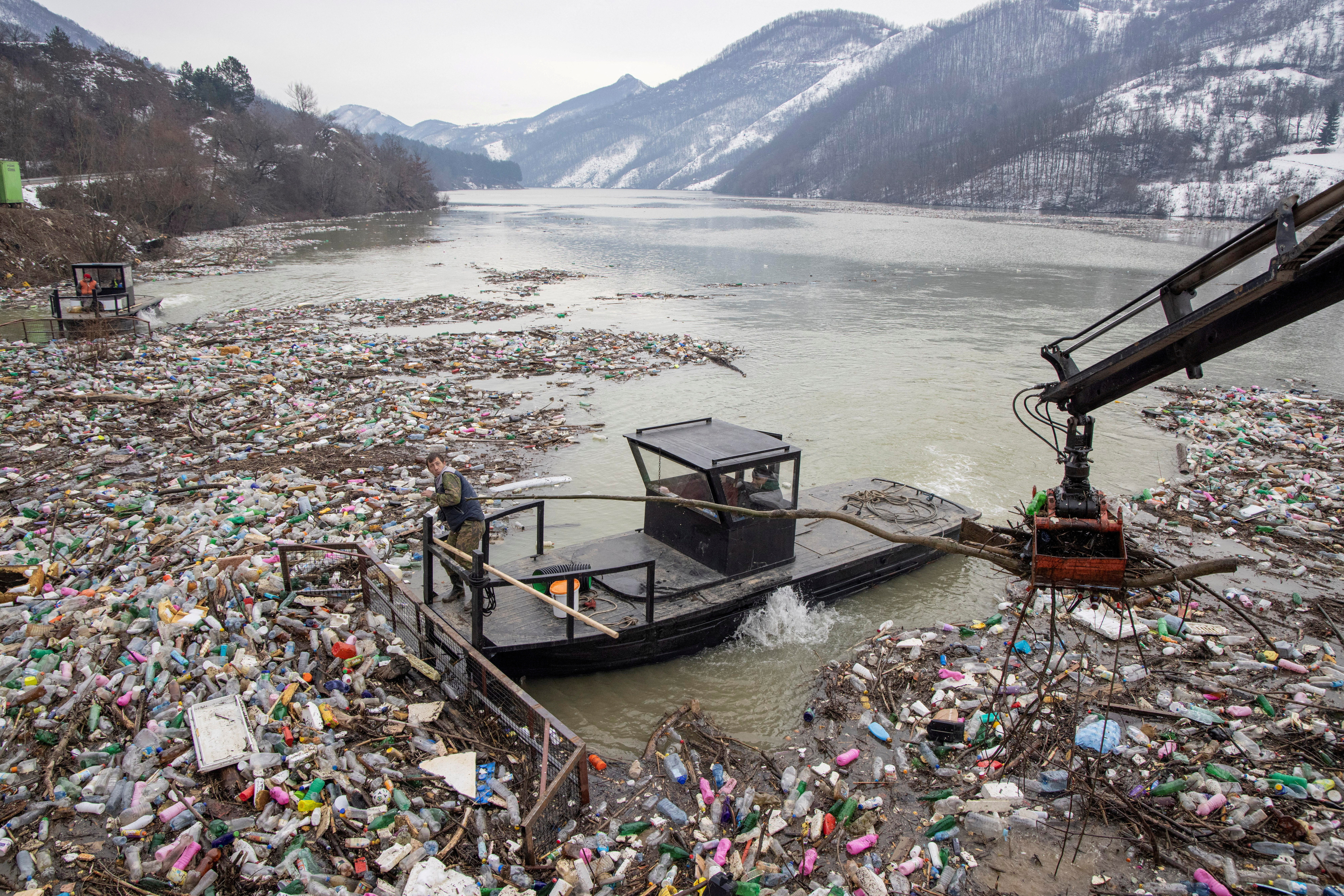 Serbia starts cleanup of its garbage lake