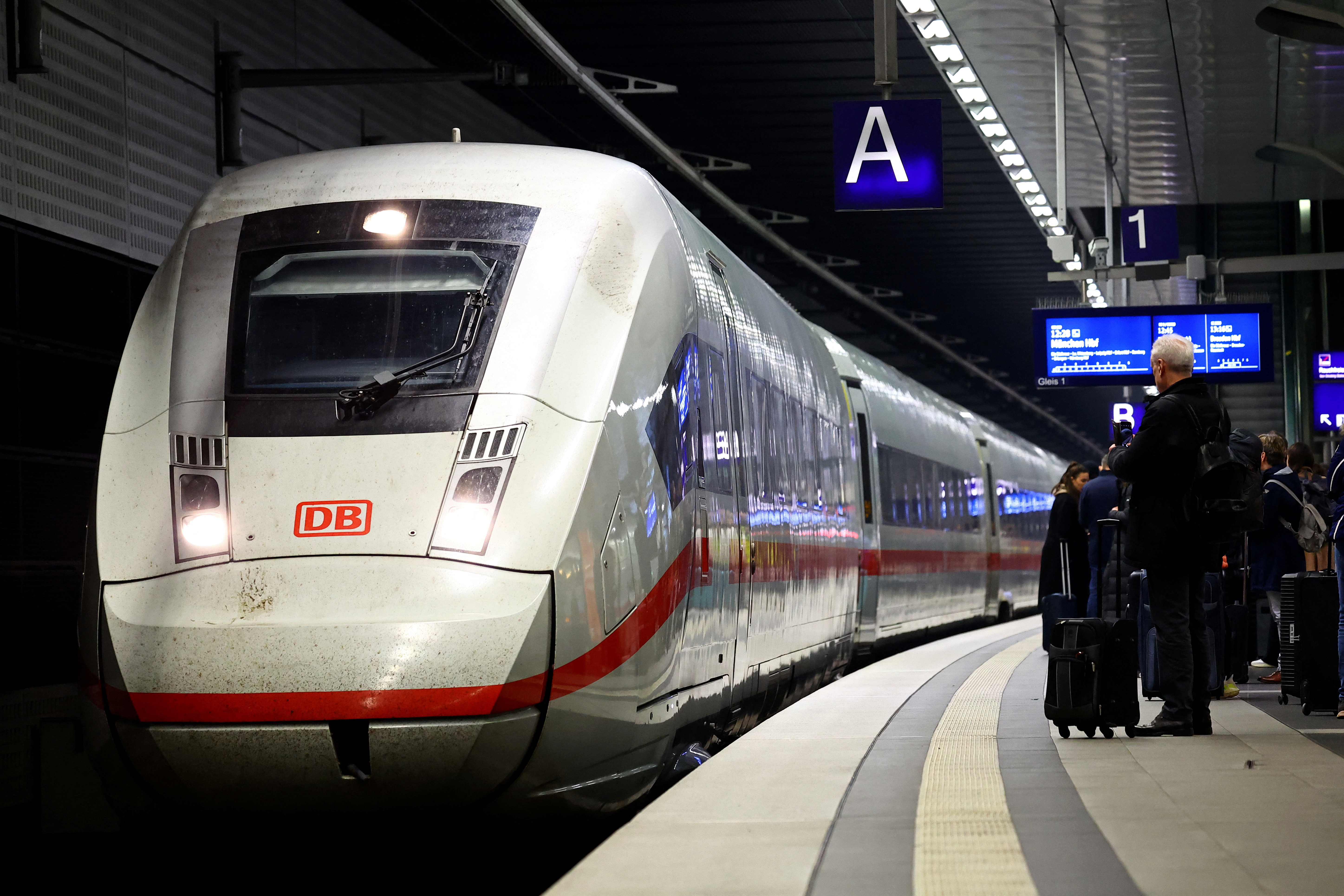 ドイツ、鉄道・空港スト再開で数百万人に影響か
