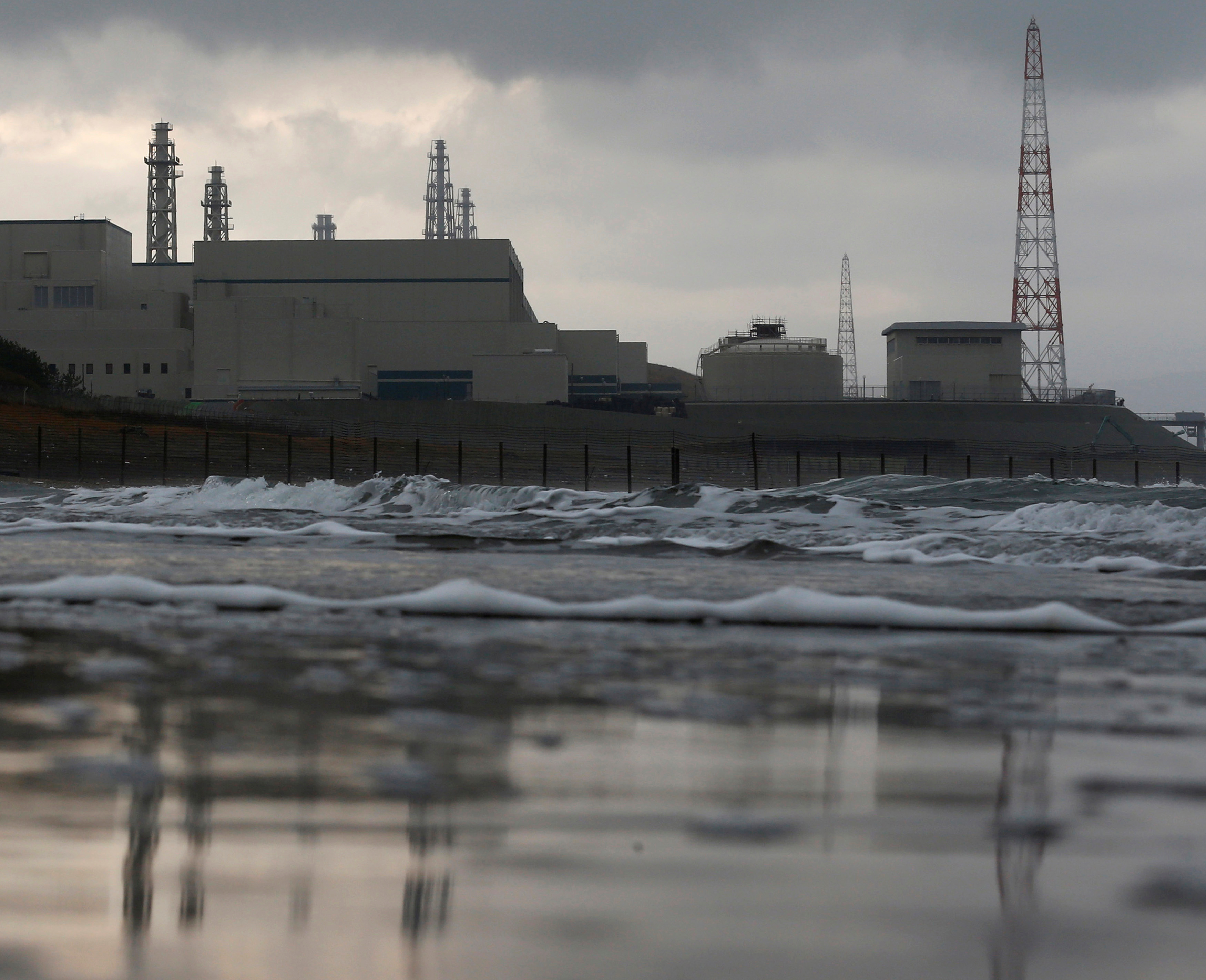 Касивадзаки карива. АЭС Касивадзаки-Карива. "Kashiwazaki-Kariwa nuclear Power Plant". Вода от атомной электростанции.