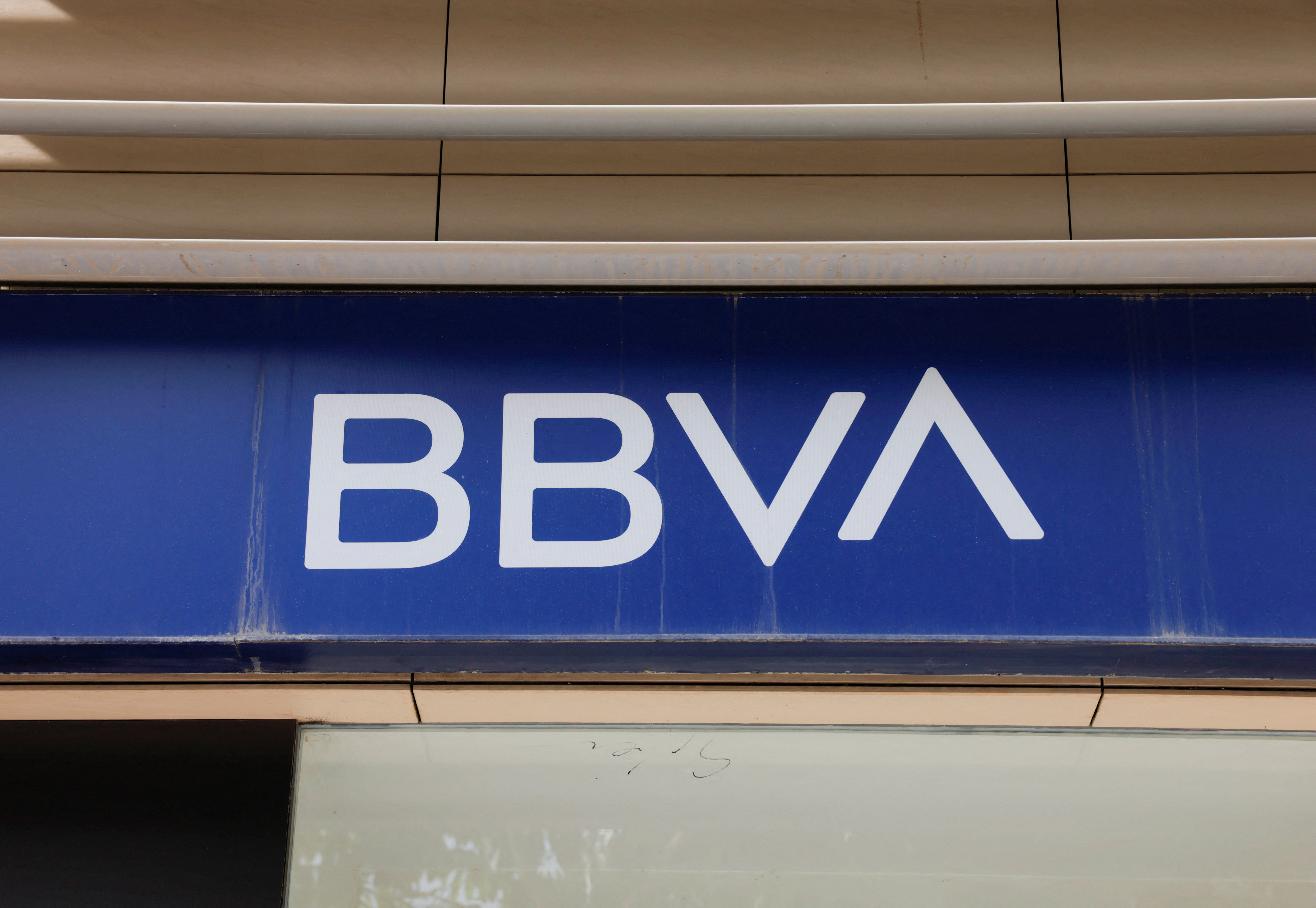 Spanish bank BBVA tells wealthy clients to invest in bitcoin | Reuters