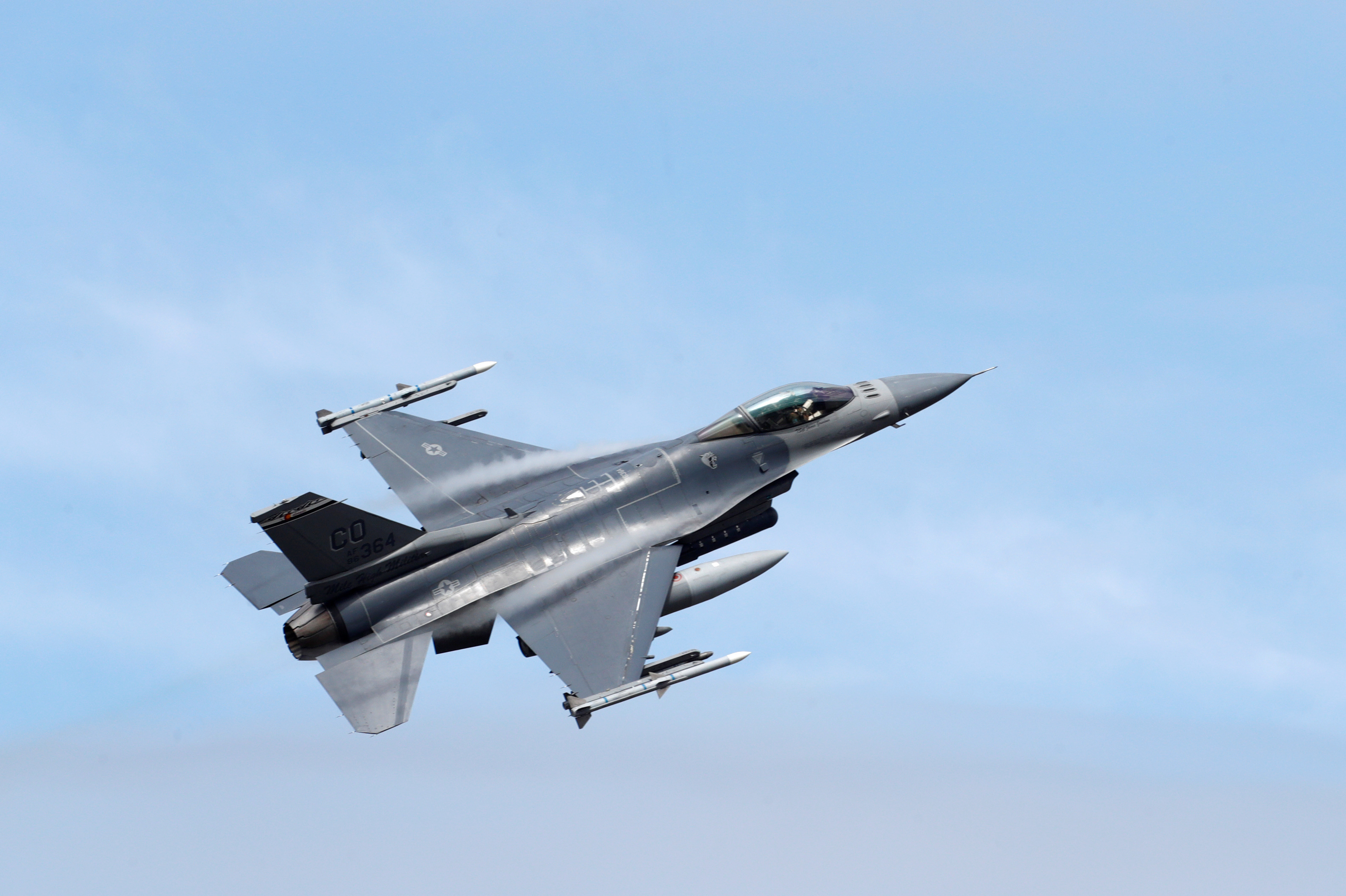 Un caccia F-16 Falcon della US Air Force Sabre Strike sorvola la base aerea di Amari durante un'esercitazione NATO.