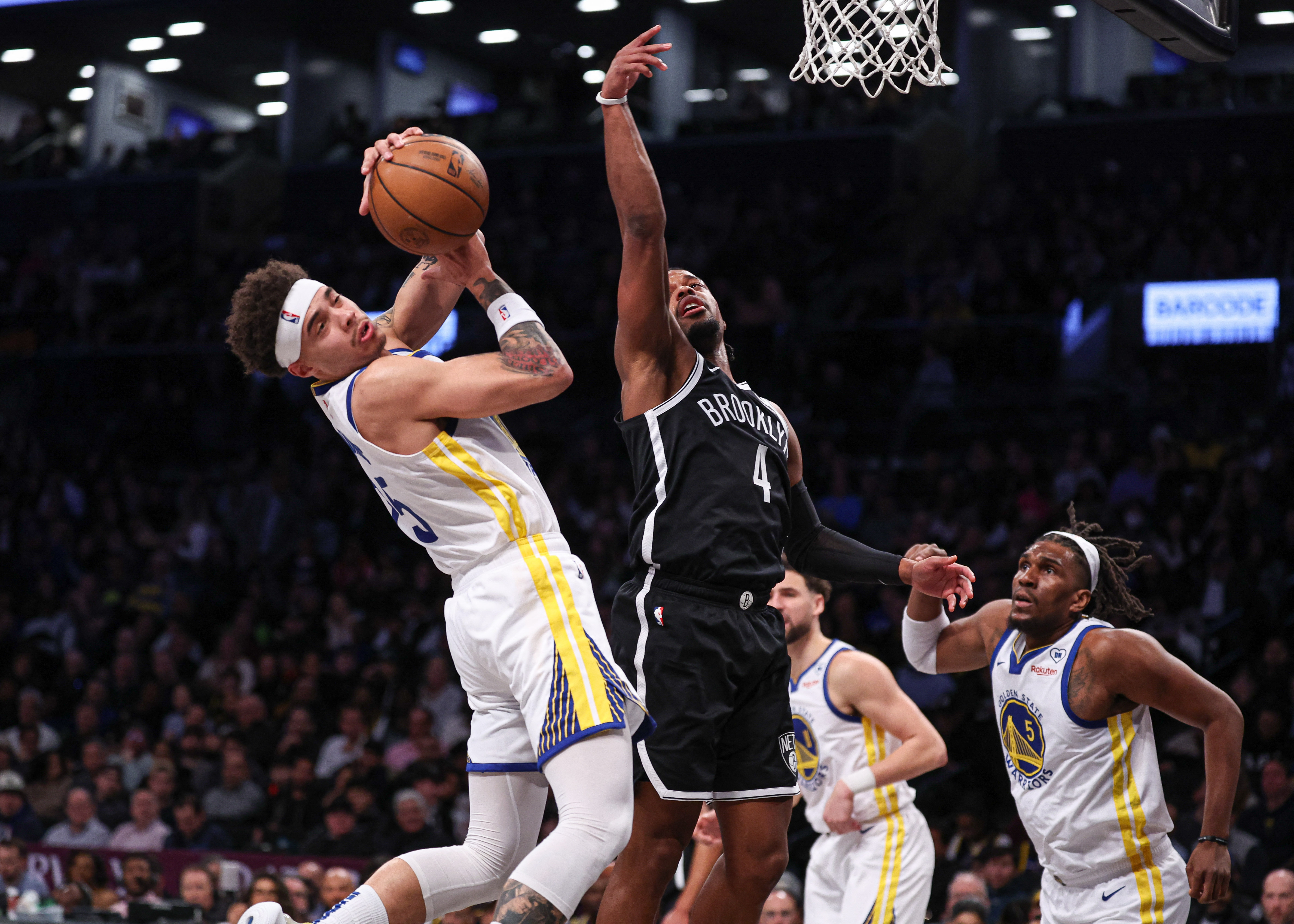 Stephen Curry, Warriors pull away for win over Nets