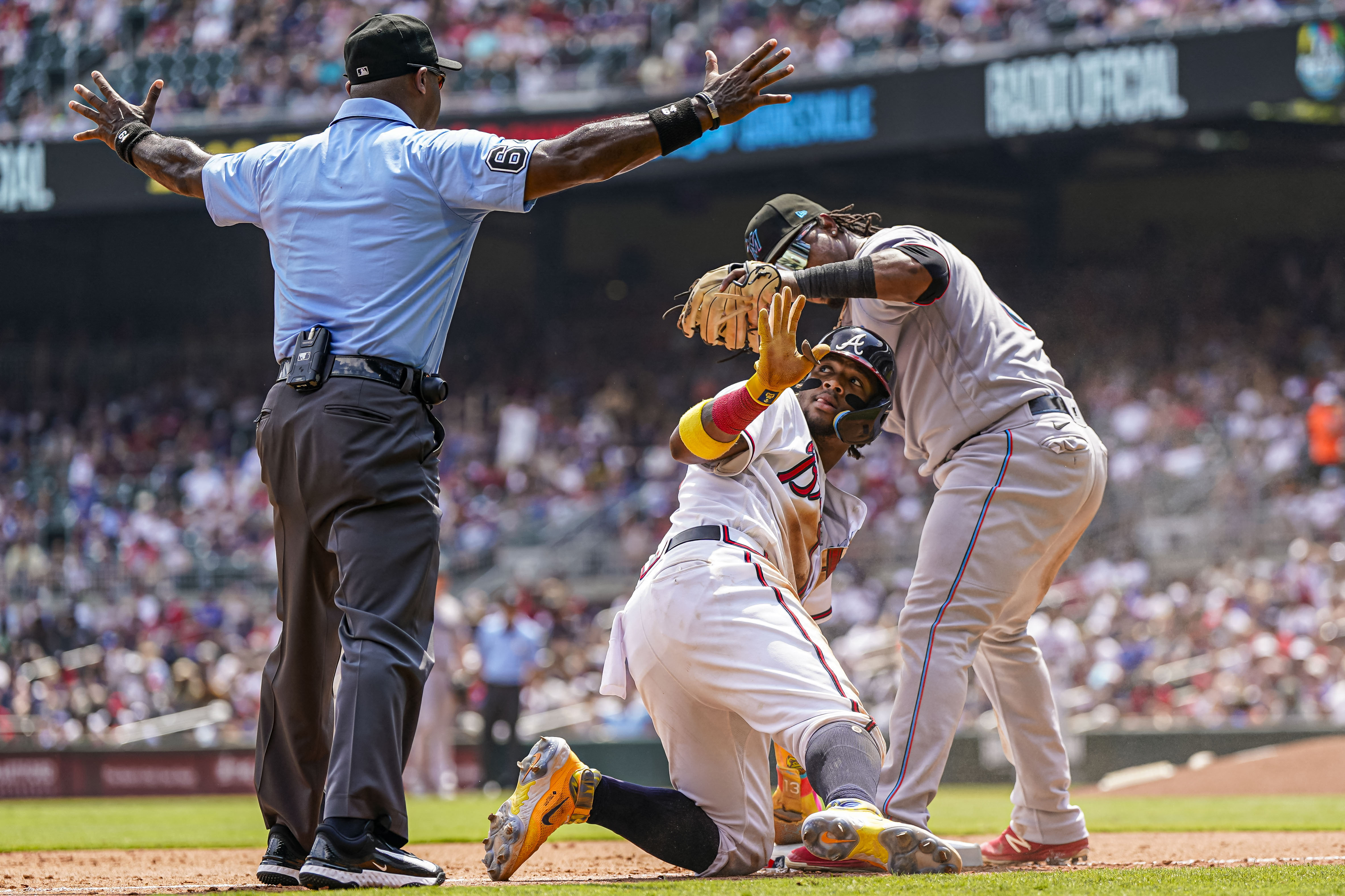 Albies leads streaking Braves to sweep of Marlins