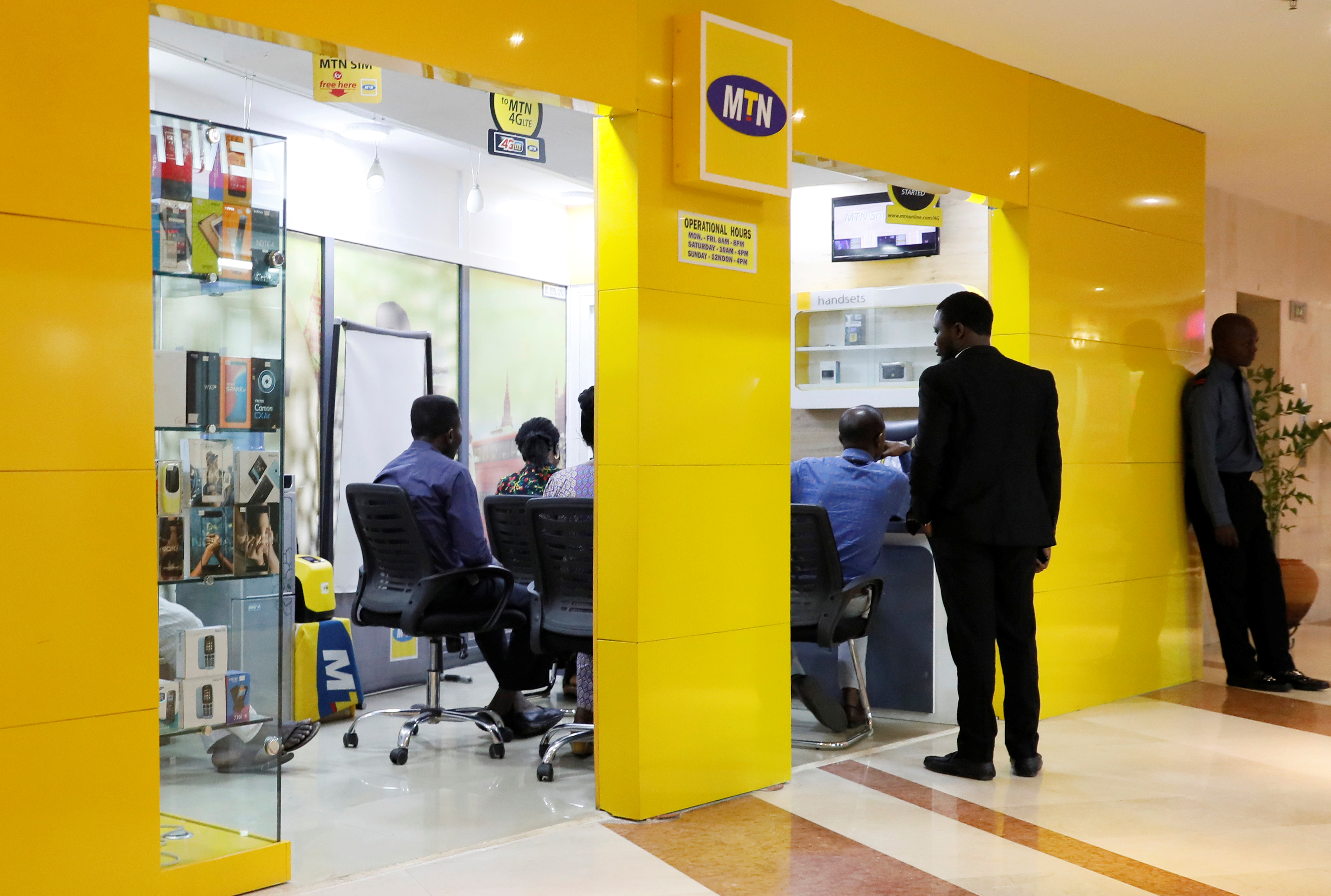 Customers are pictured inside an MTN dealer shop in Abuja, Nigeria September 11, 2018. REUTERS/Afolabi Sotunde