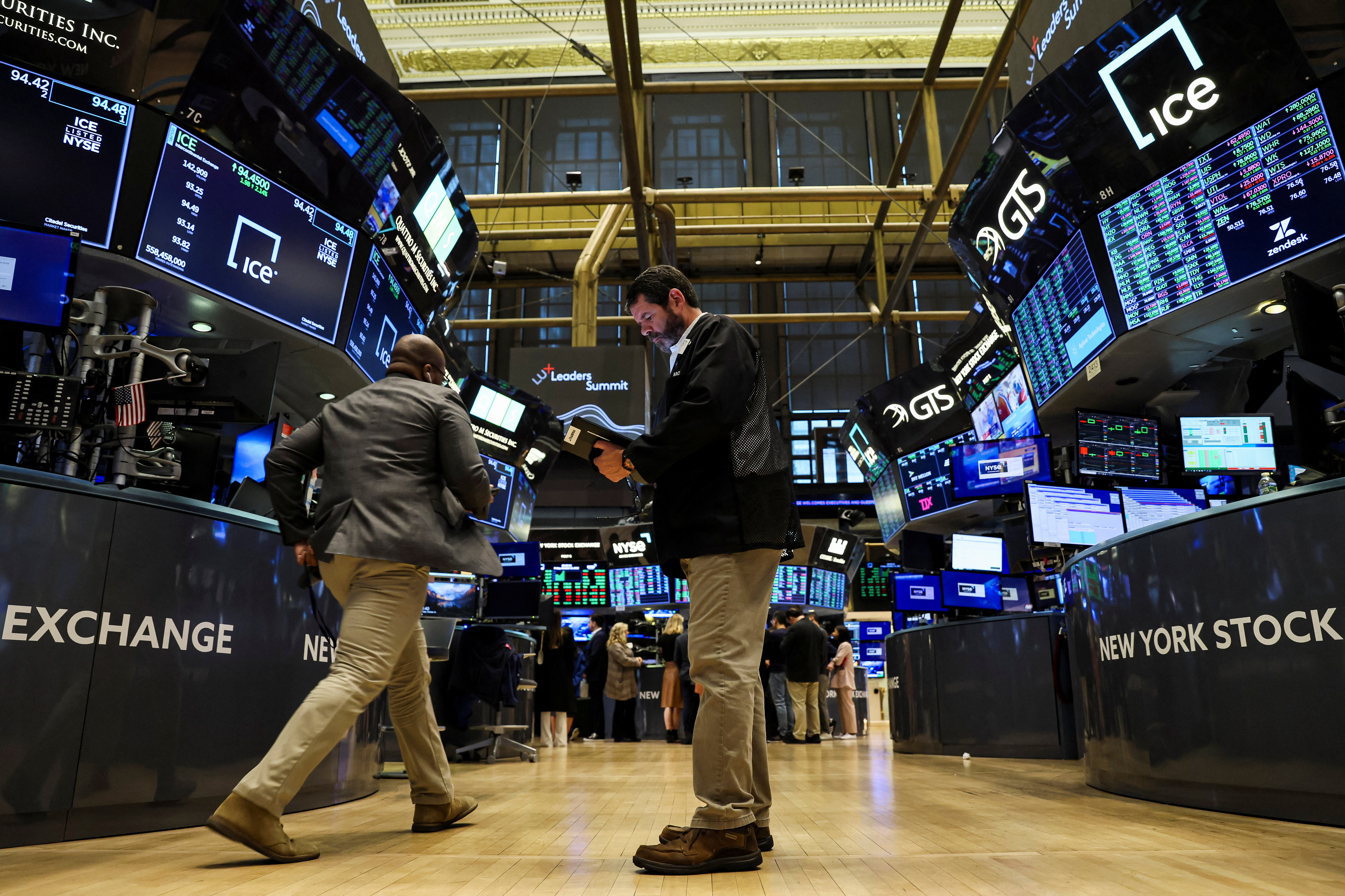 Traders werken op de vloer van de NYSE in New York