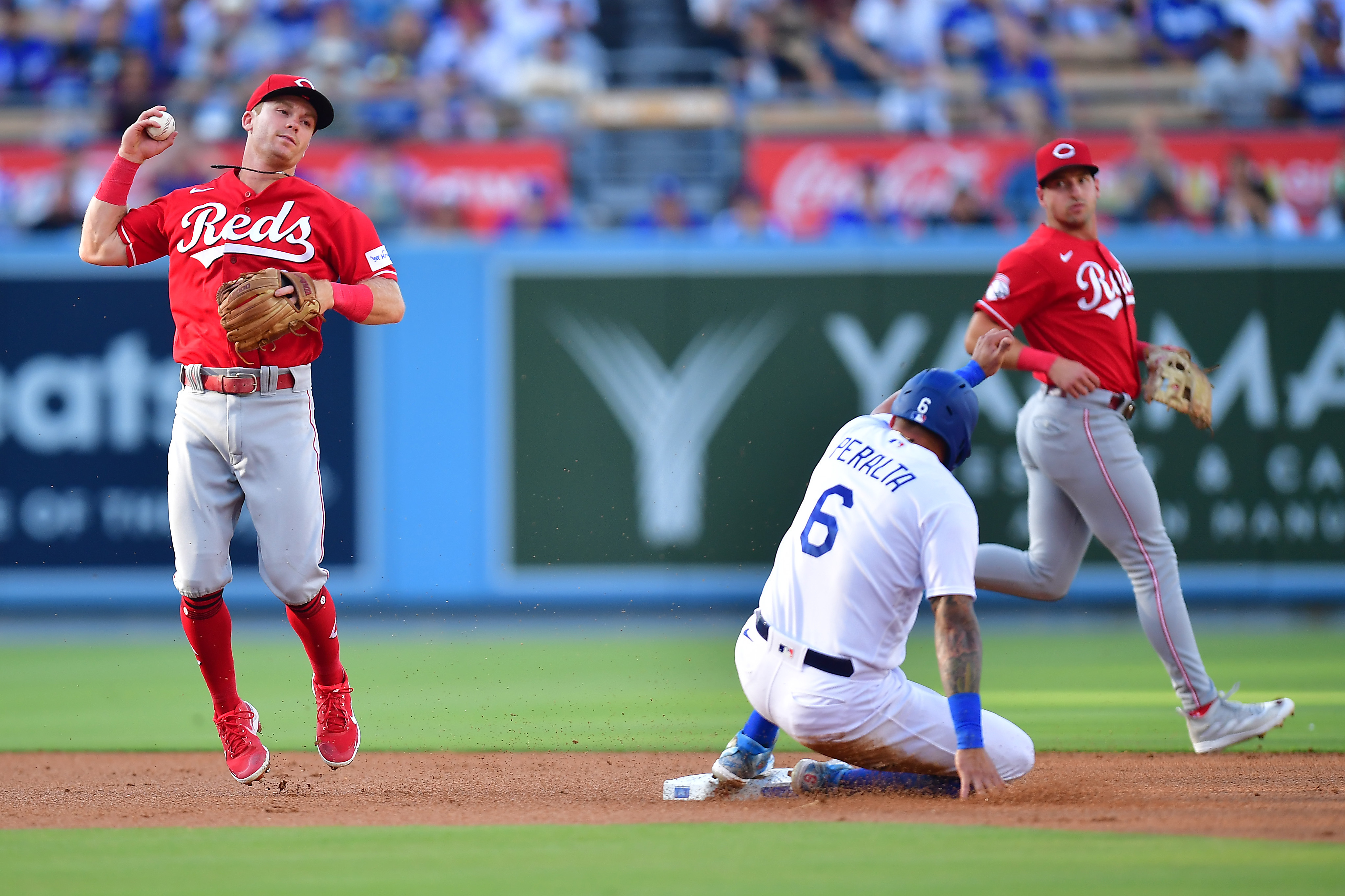 Dodgers get 2 hits, both homers by Max Muncy, to beat Reds