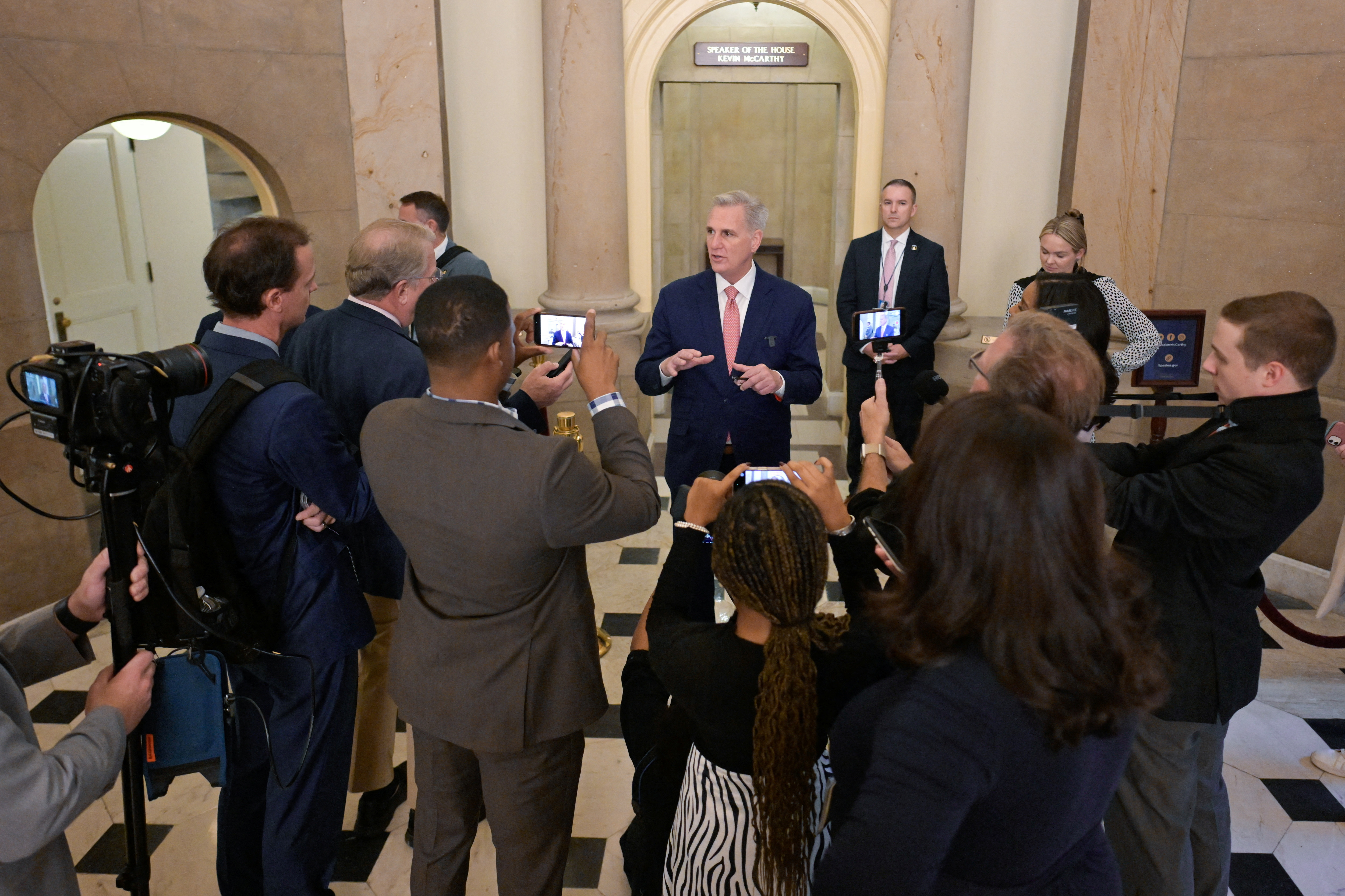 O presidente da Câmara dos EUA, Kevin McCarthy, fala aos repórteres no Capitólio, em Washington.