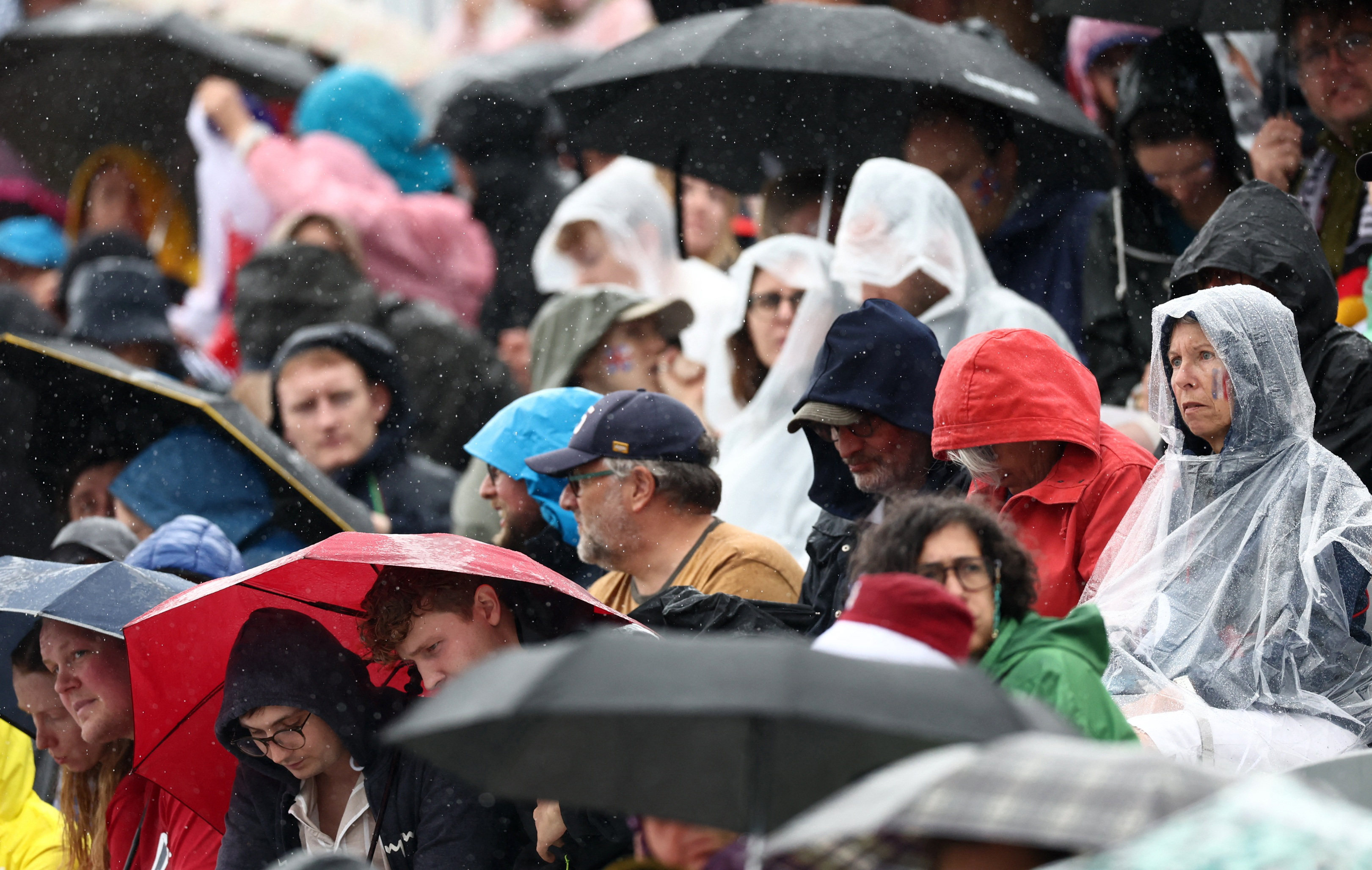 Rowers set for weather change after rain-hit opening in Paris | Reuters