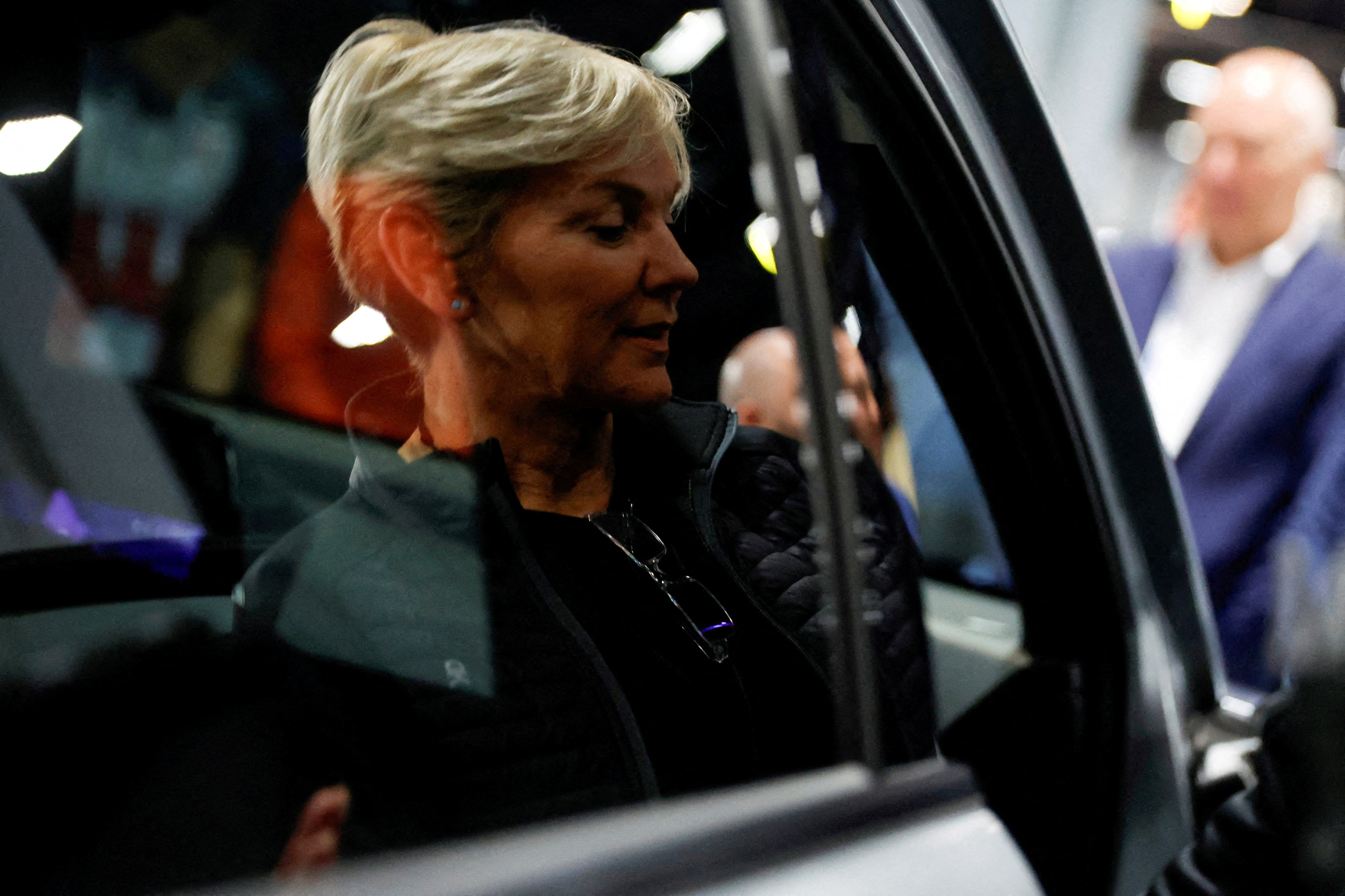 Bộ trưởng Năng lượng Hoa Kỳ Granholm và Cố vấn Khí hậu Quốc gia Nhà Trắng Zaidi xem xe điện tại Triển lãm ô tô Washington ở Washington