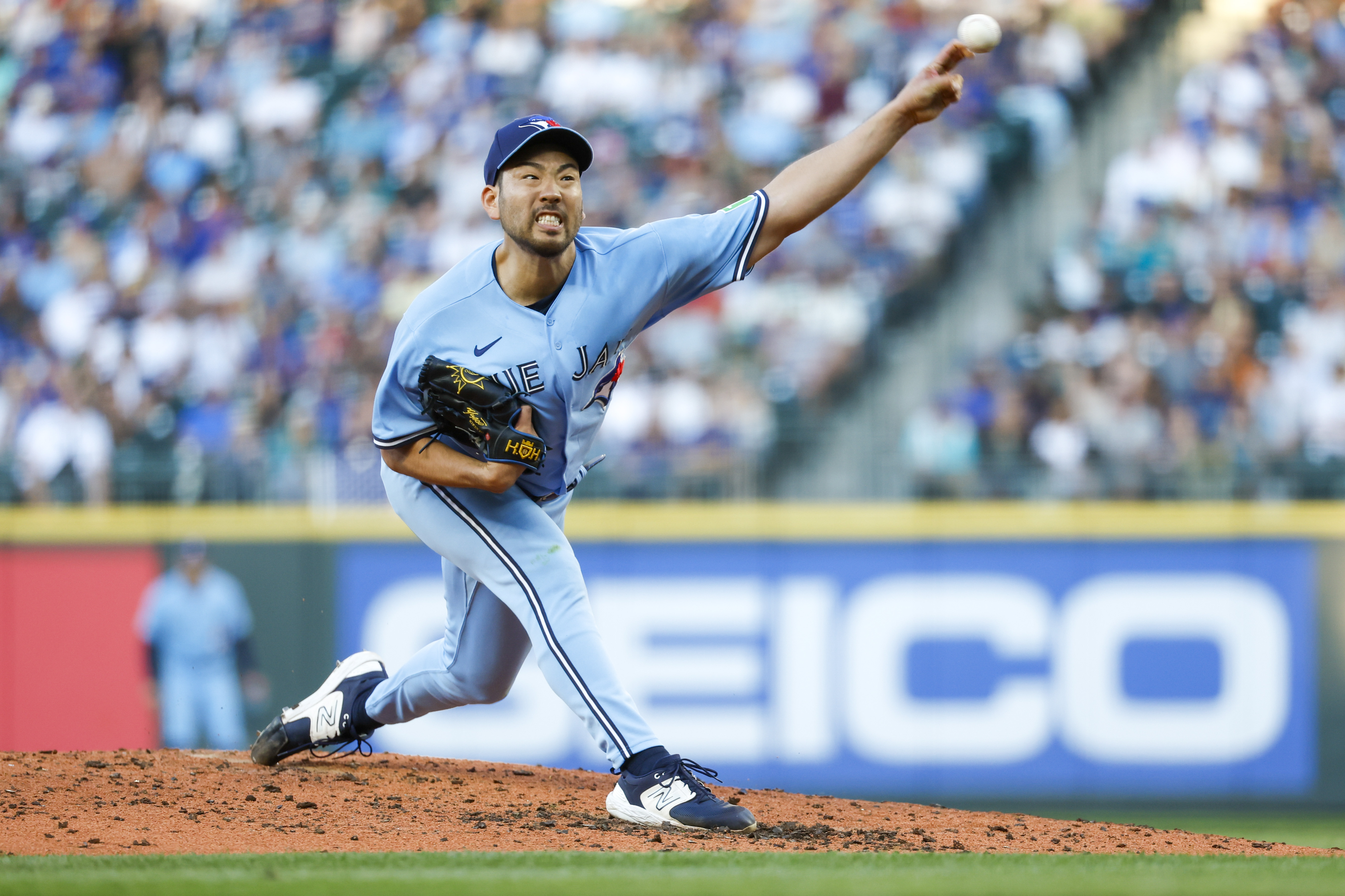 Hernández walks off old team as Mariners top Blue Jays 3-2