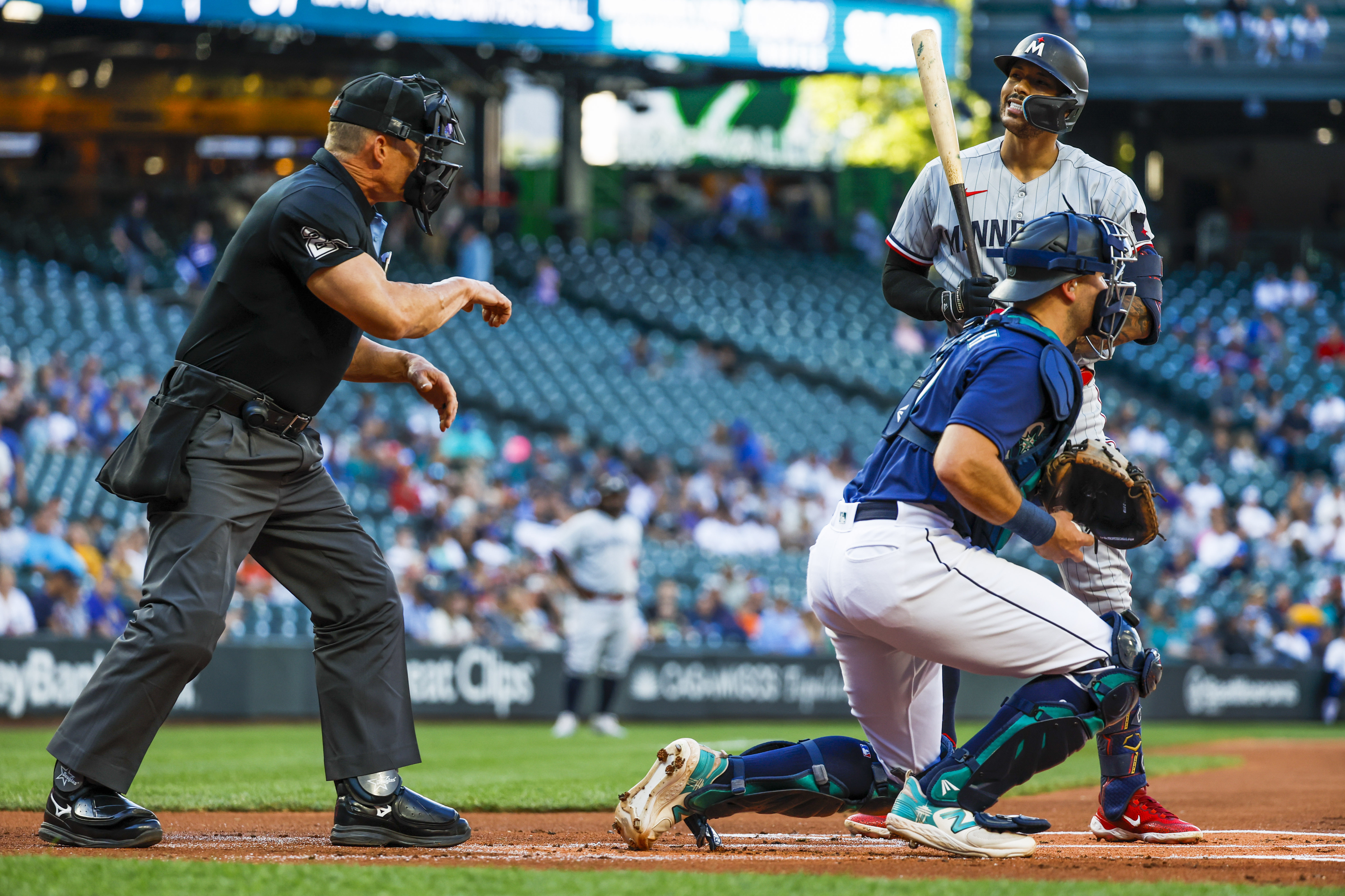 Mariners hold on to capture opener vs. Twins
