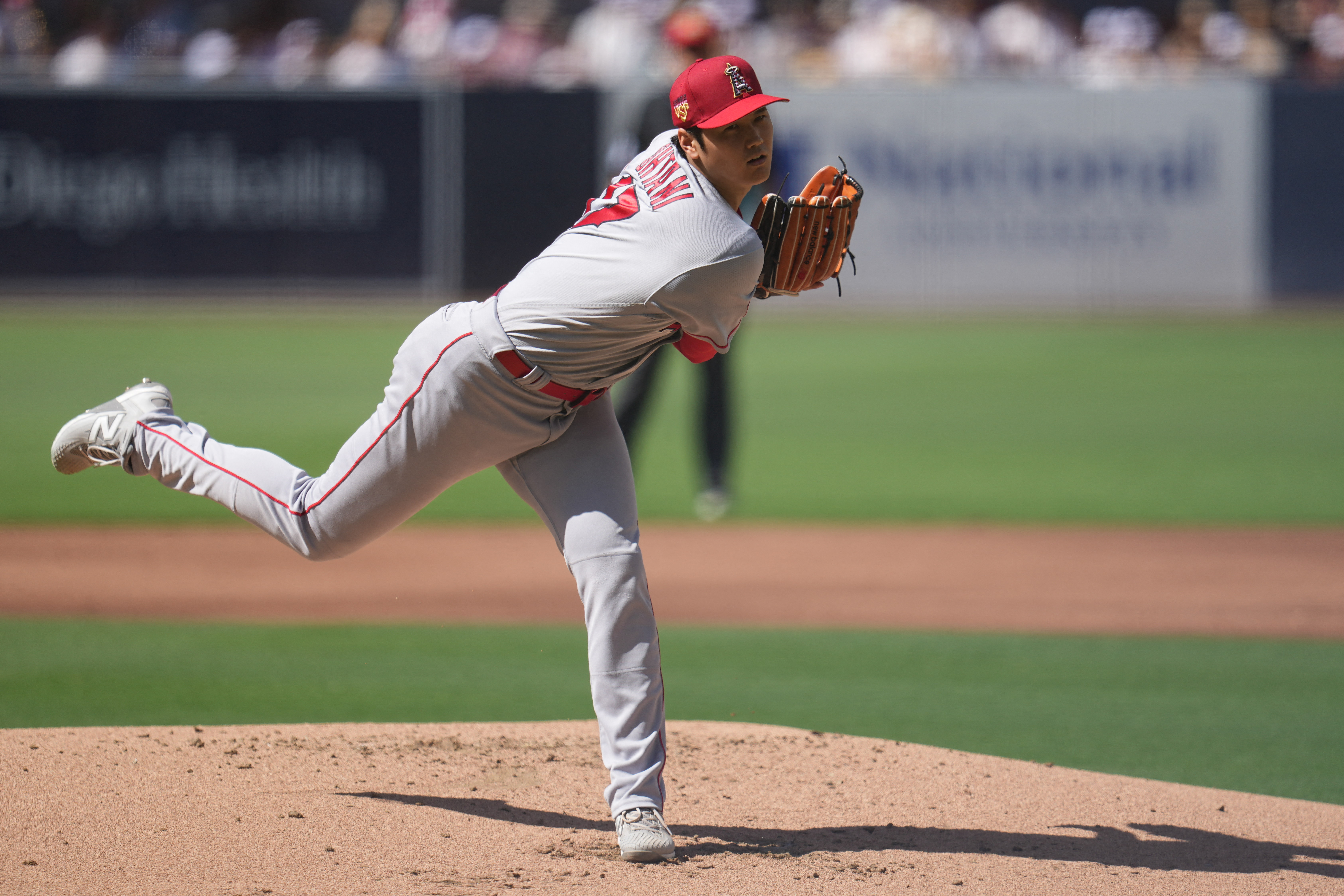 Padres hold off banged-up Angels