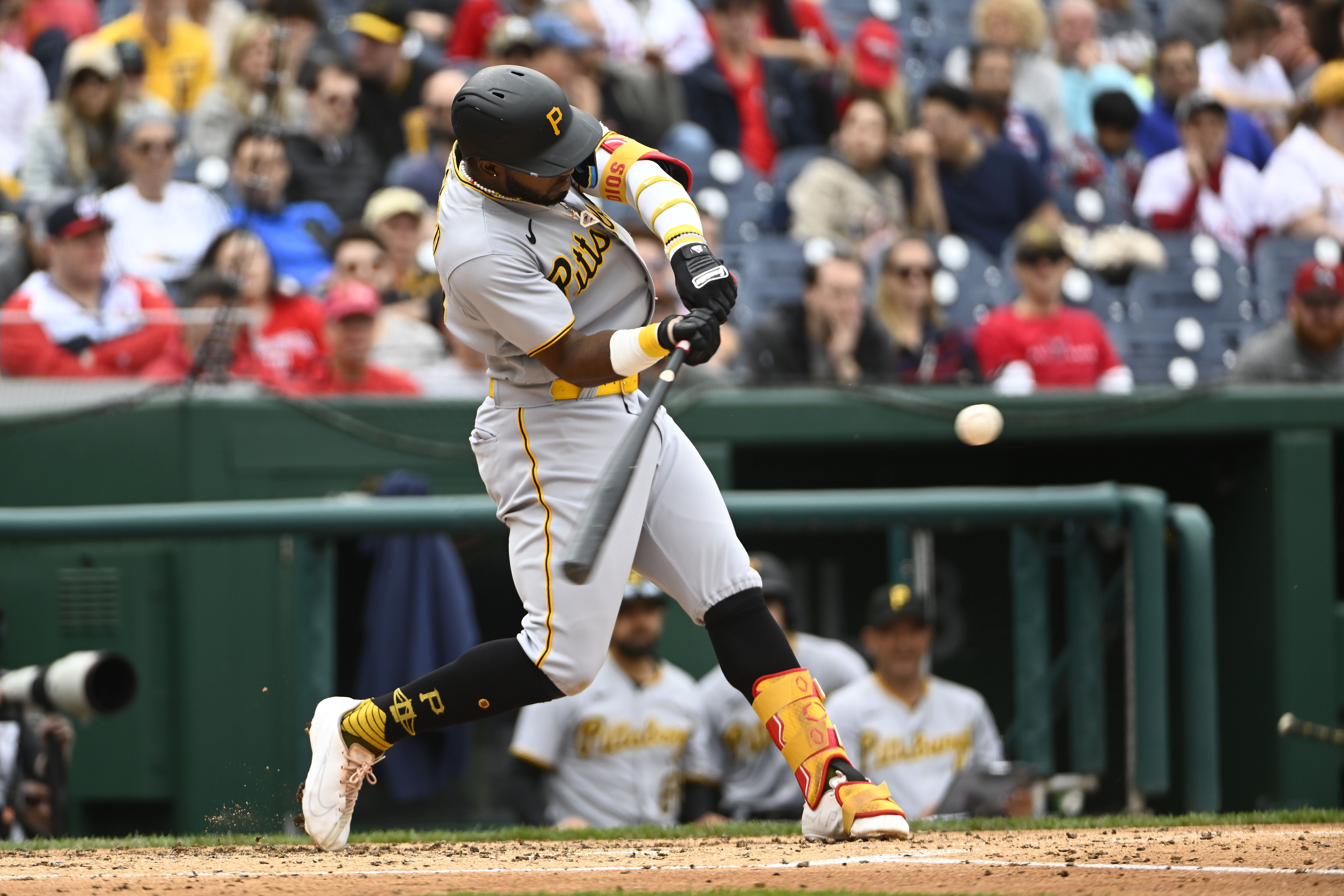 Miguel Andujar's blast lifts Pirates over Nationals in Game 1